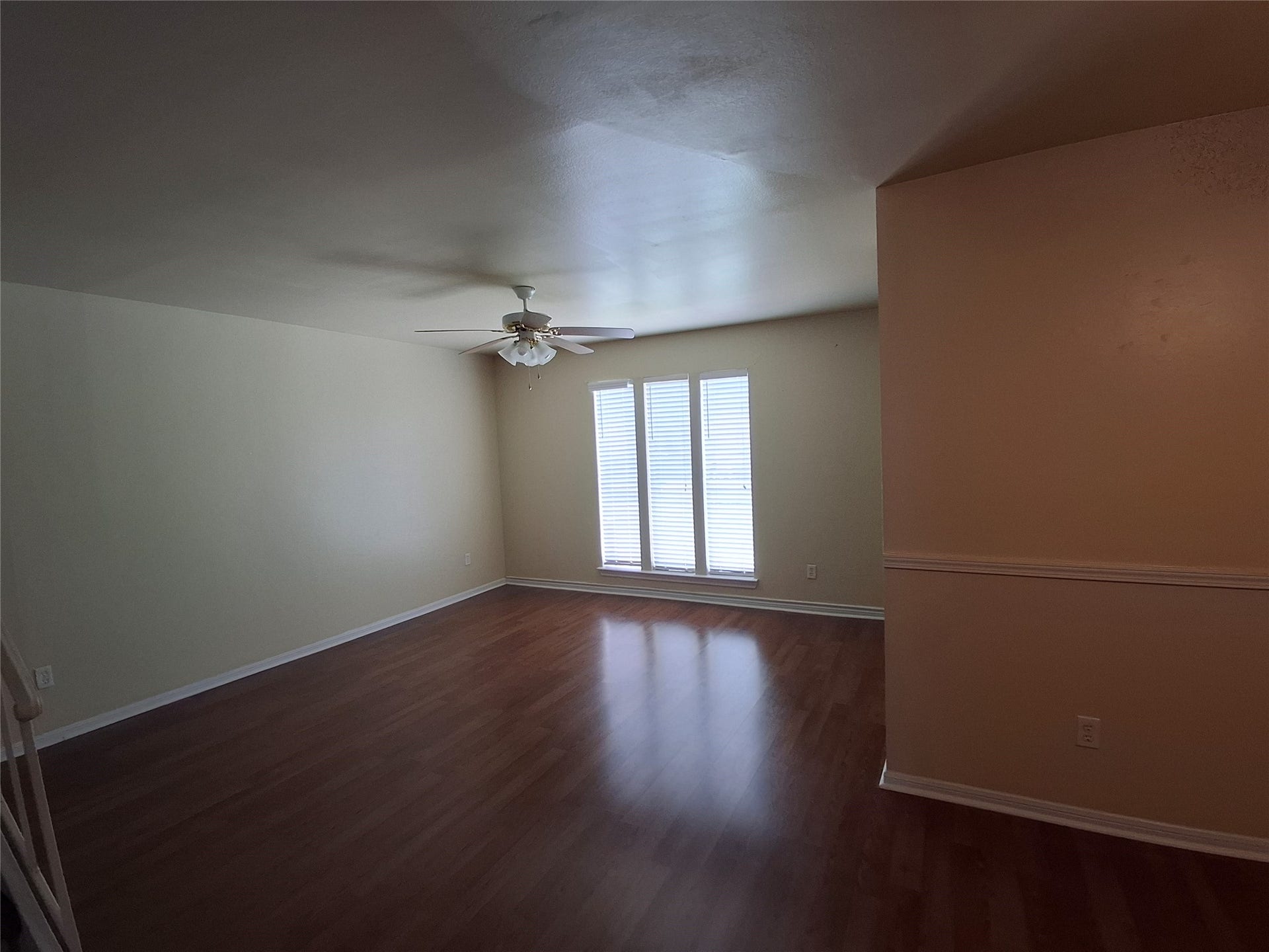 2917 Nottingham Lane, Missouri City, TX 77459 Formal living room.