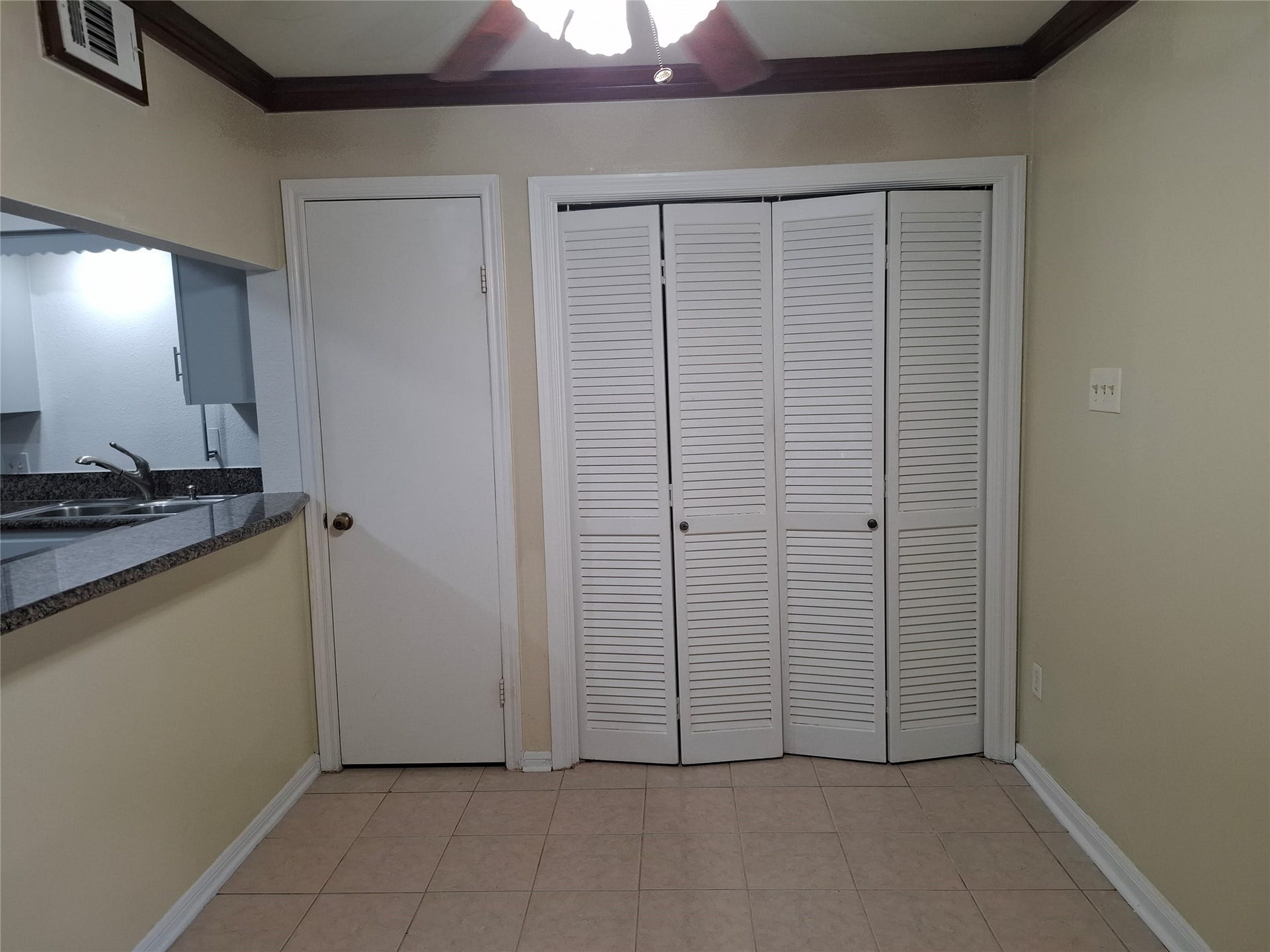 2917 Nottingham Lane, Missouri City, TX 77459 Breakfast area and laundry is behind the doors.