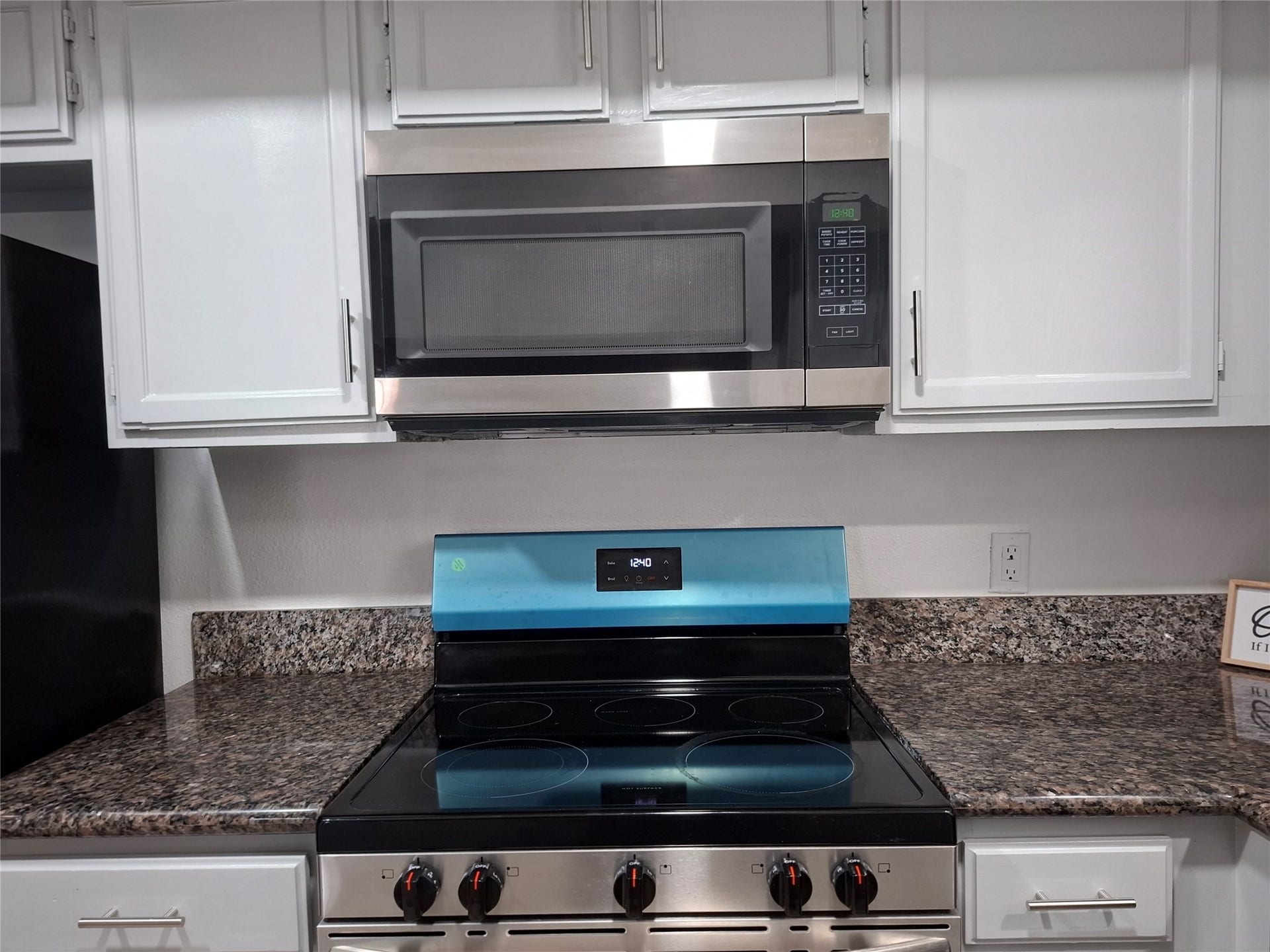 2917 Nottingham Lane, Missouri City, TX 77459 View of the stove and Microwave.