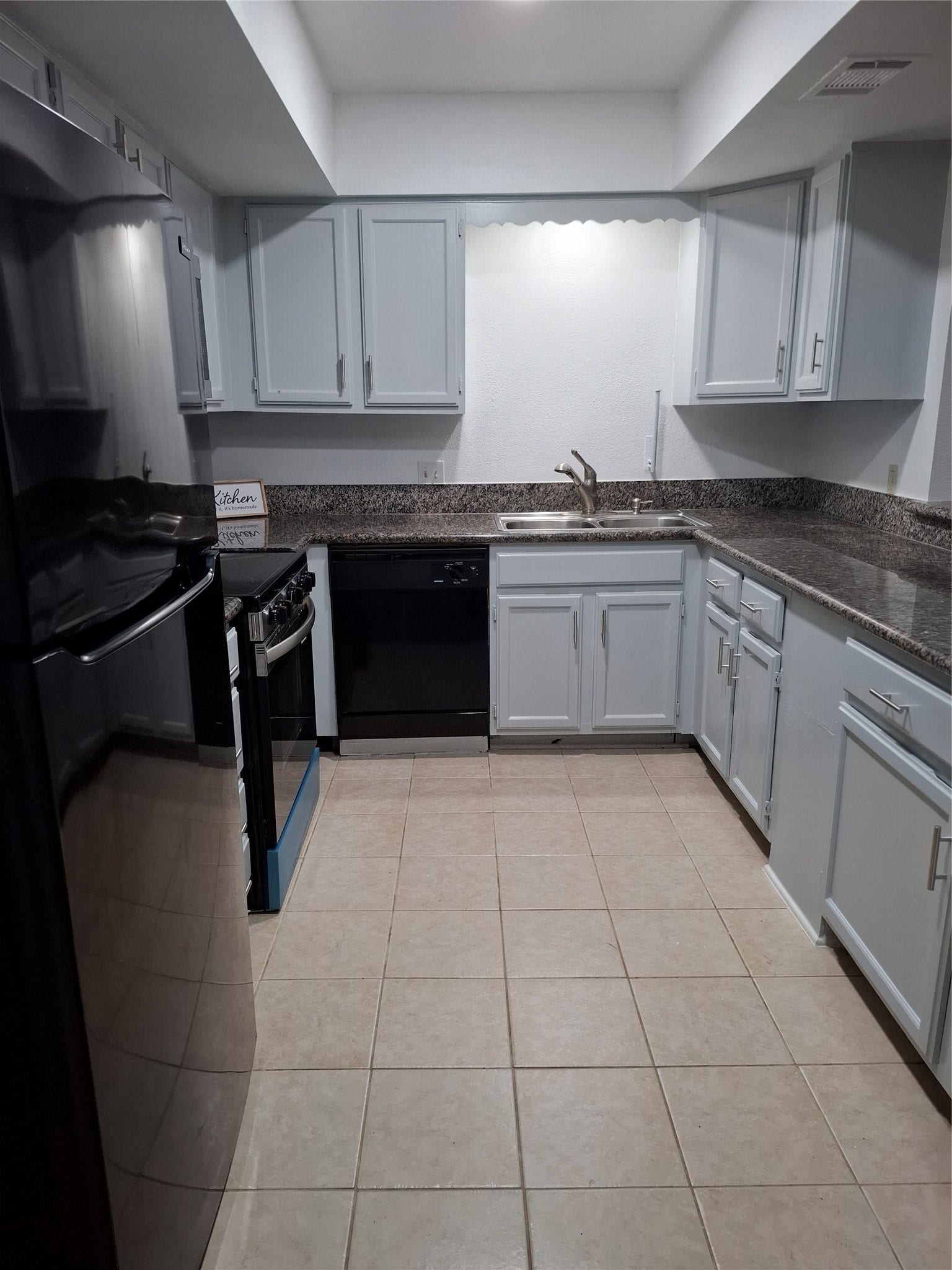 2917 Nottingham Lane, Missouri City, TX 77459 Very nice kitchen, with refrigerator.