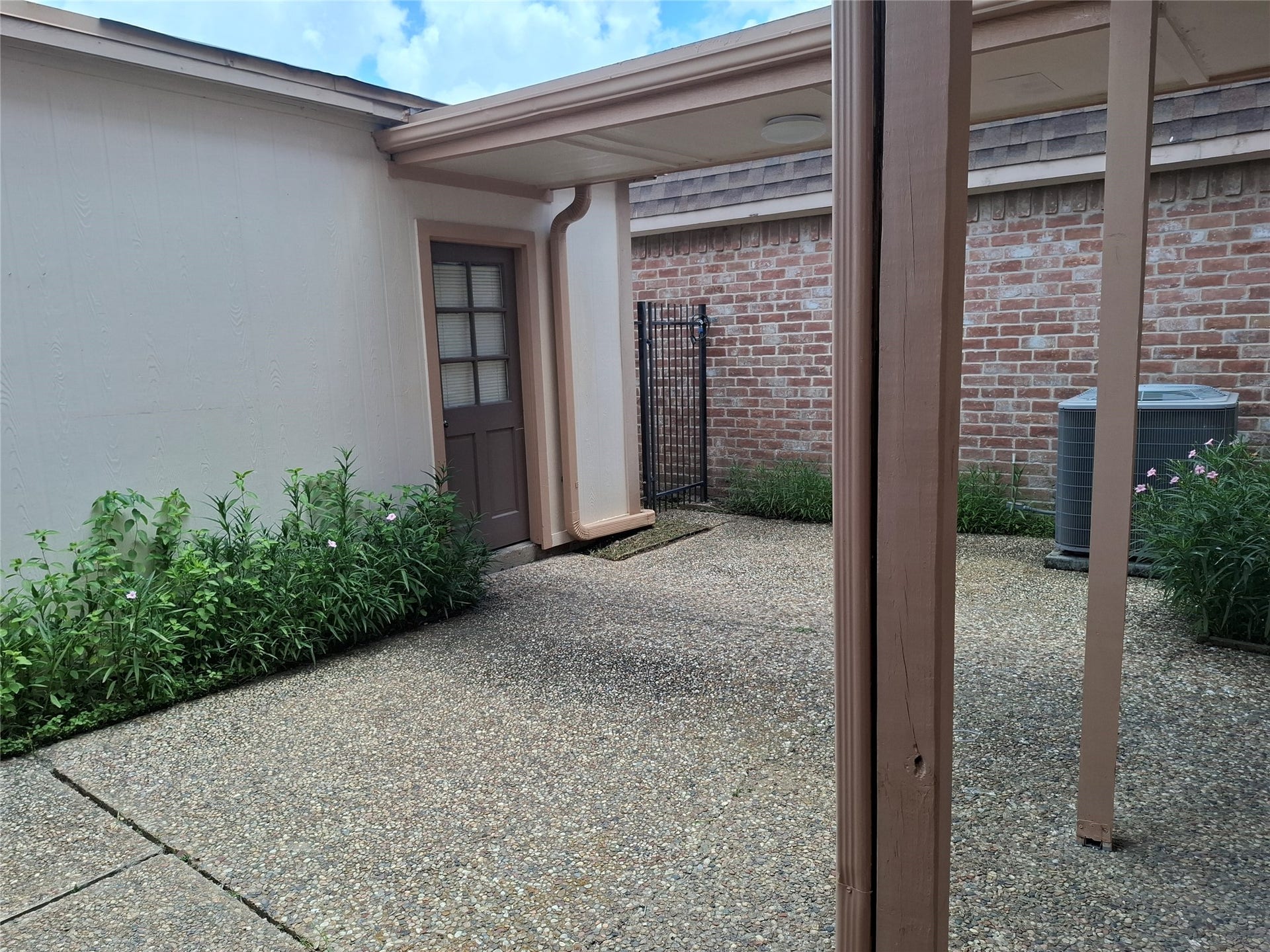 2917 Nottingham Lane, Missouri City, TX 77459 Small patio between the house and the garage.