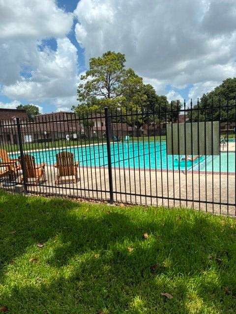 2917 Nottingham Lane, Missouri City, TX 77459 Big privete pool only for the residents.
