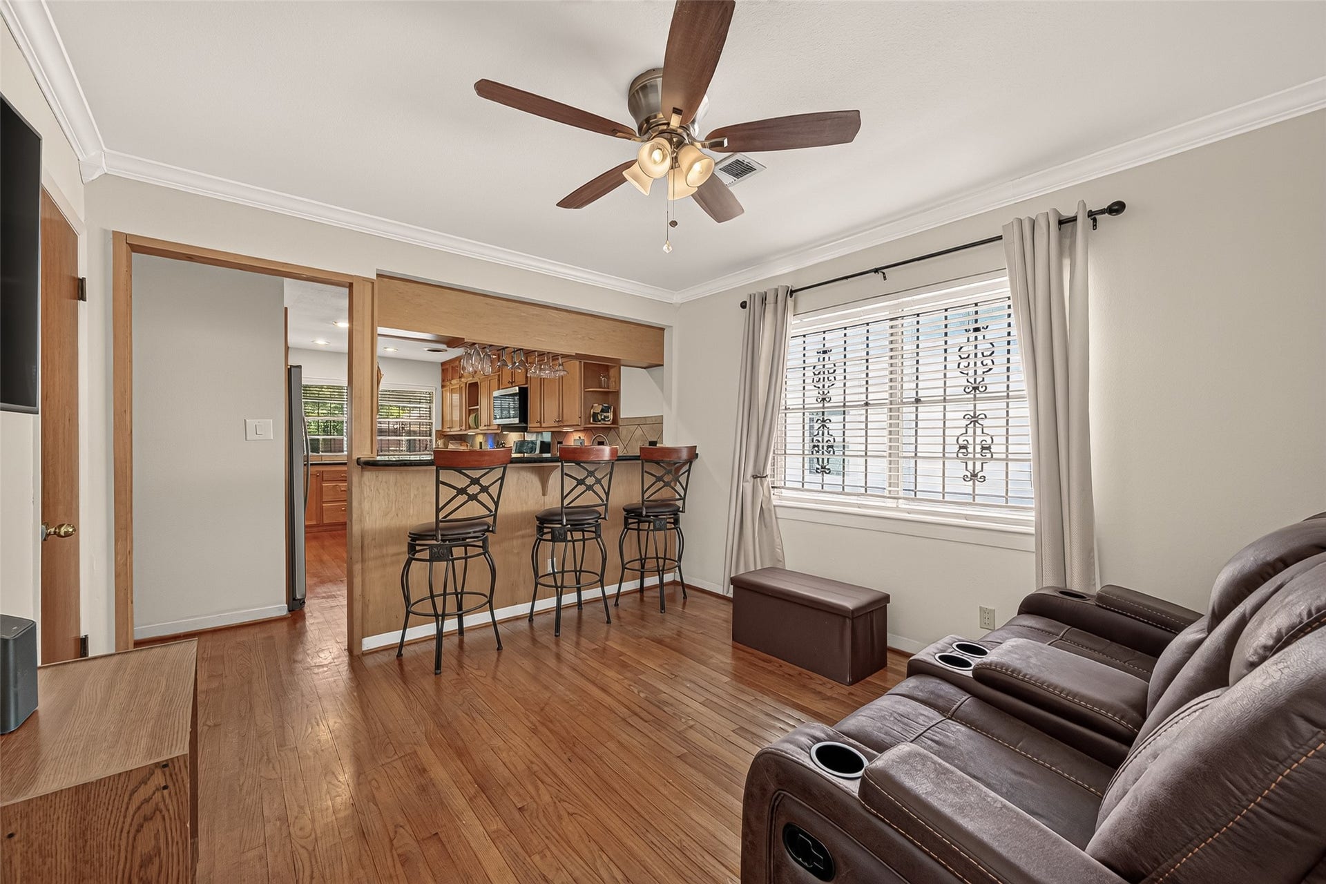 6655 Wildwood Way, Houston, TX 77023 Flex Room used a TV Room, or a casual Breakfast Room with bar stool seating at granite kitchen counter.