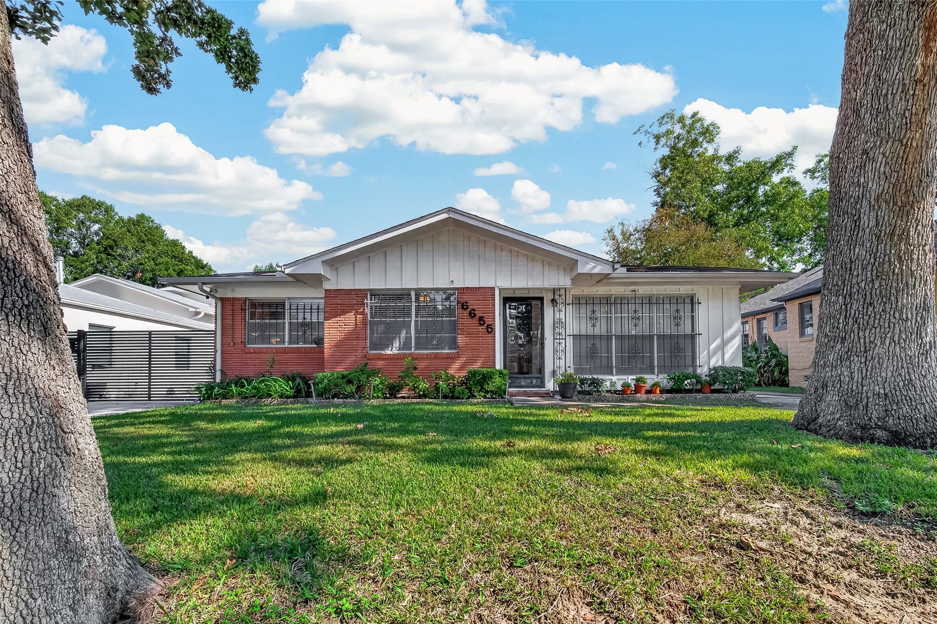 6655 Wildwood Way, Houston, TX 77023 Tree lined streets throughout the neighborhood.