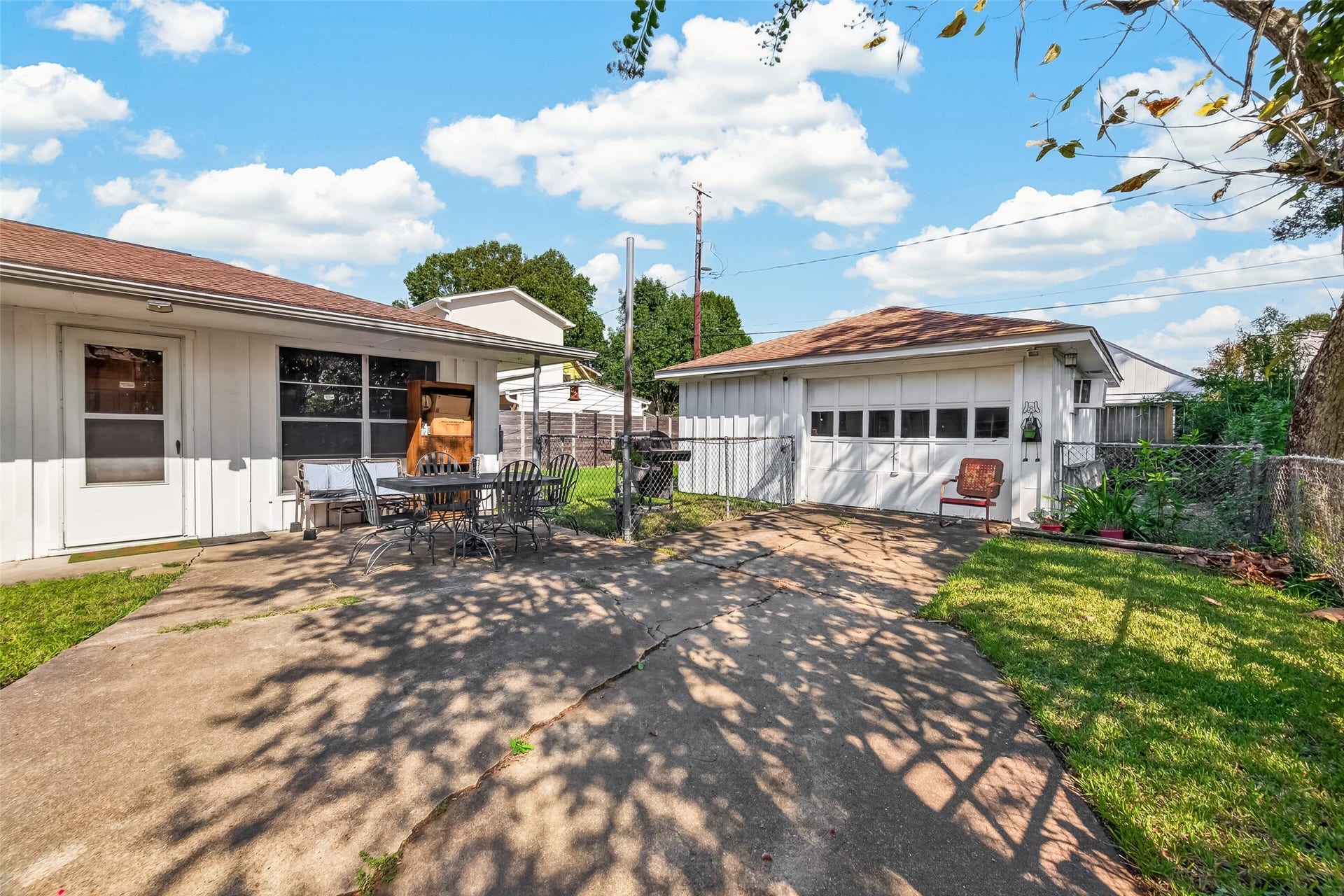 6655 Wildwood Way, Houston, TX 77023 Side patio and single wide driveway to double car garage.Fully fenced back yard
