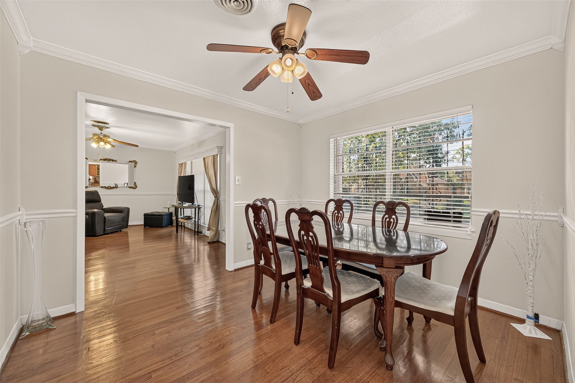 6655 Wildwood Way, Houston, TX 77023 Spacious Dining Room, with natural light.