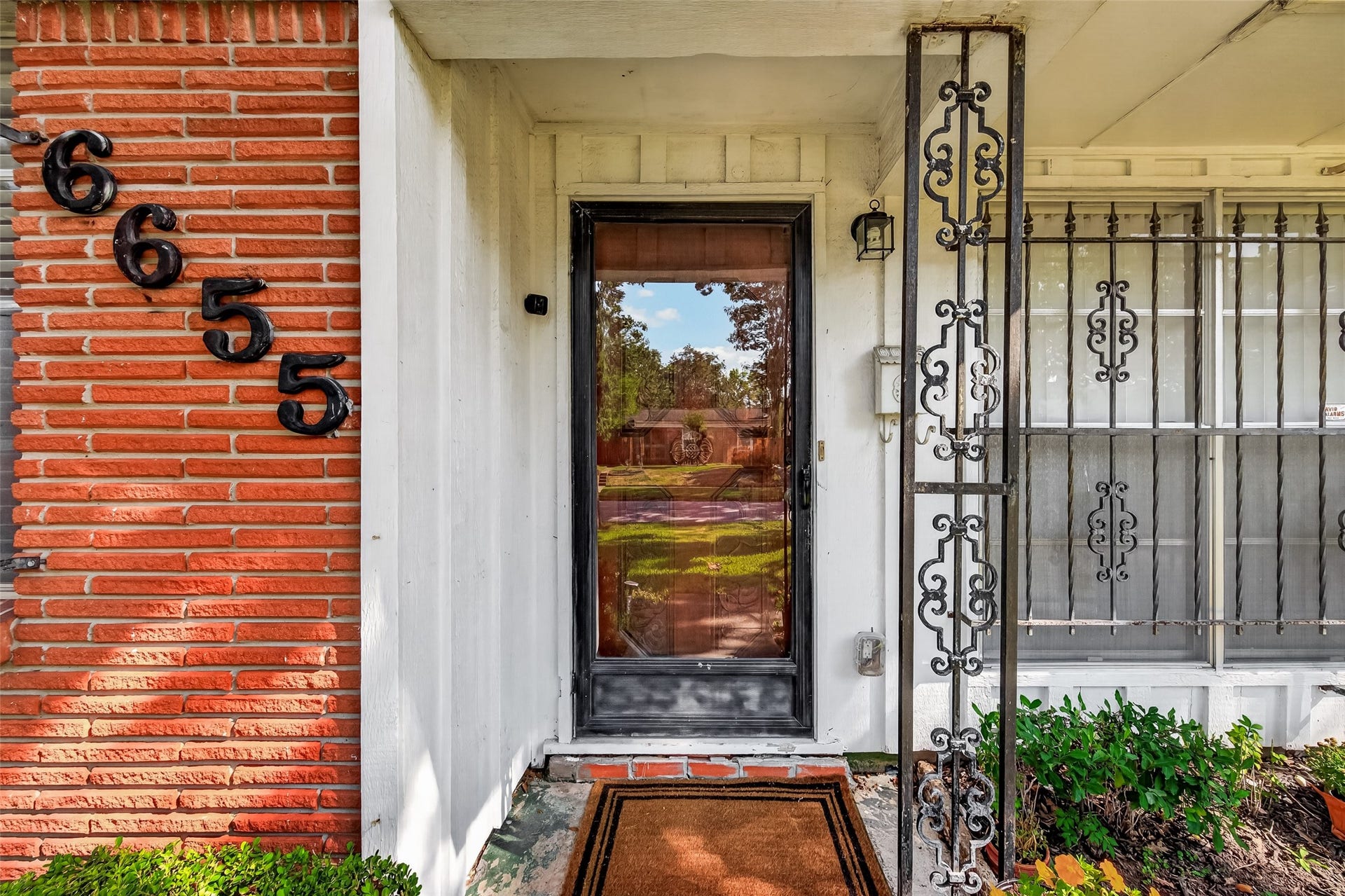 6655 Wildwood Way, Houston, TX 77023 Welcome to 6655 Wildwood Way. Wrought Iron accents on windows can easily be removed.
