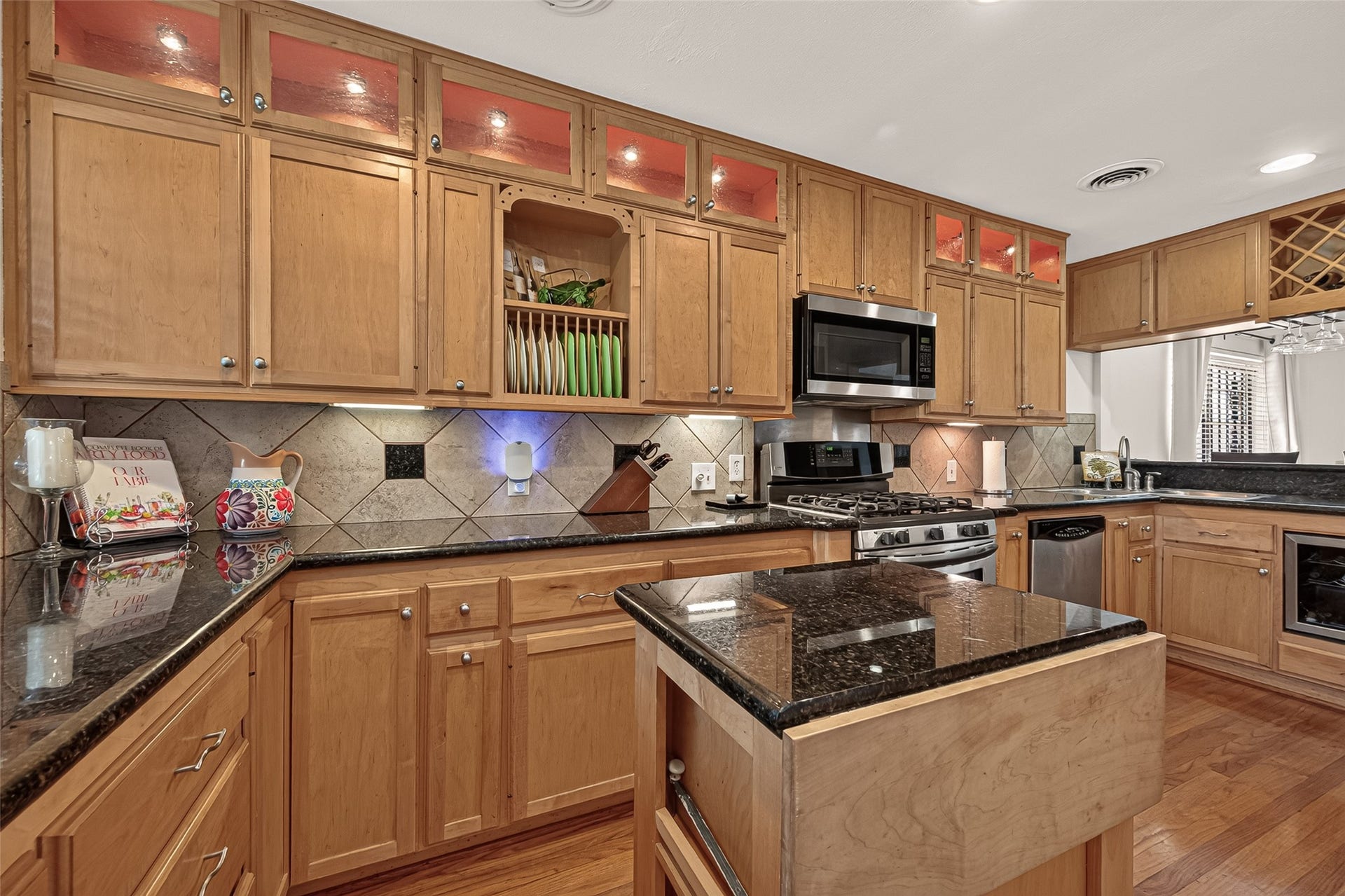 6655 Wildwood Way, Houston, TX 77023 Granite counters,Tile back splash and under counter lighting.Extra cabinets over the Breakfast bar. Split under counter mount kitchen sink.