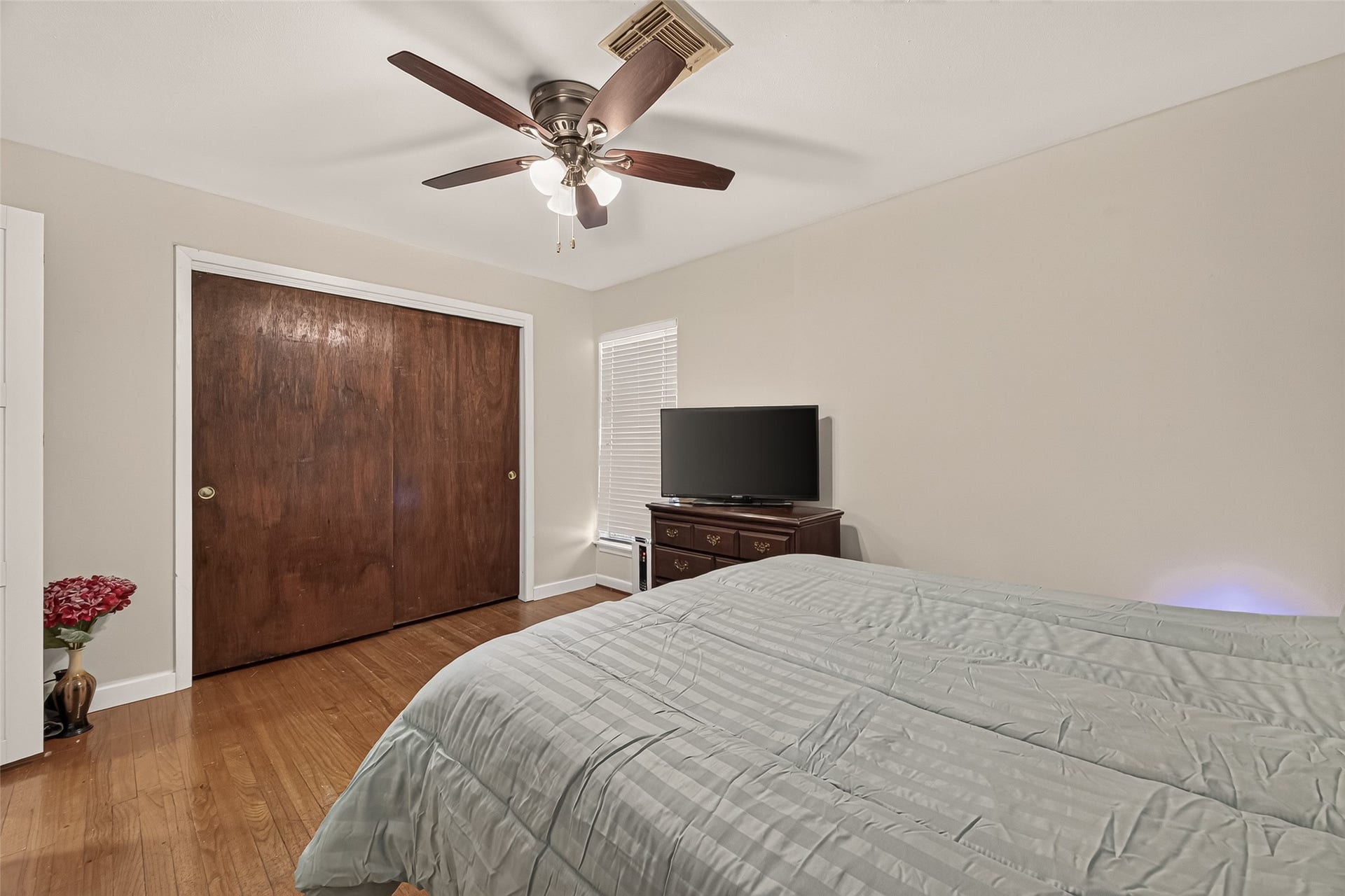 6655 Wildwood Way, Houston, TX 77023 Primary Bedroom, with large closet.