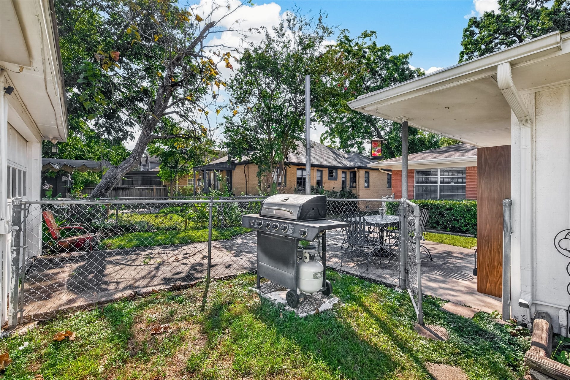 6655 Wildwood Way, Houston, TX 77023 Side yard and single driveway.