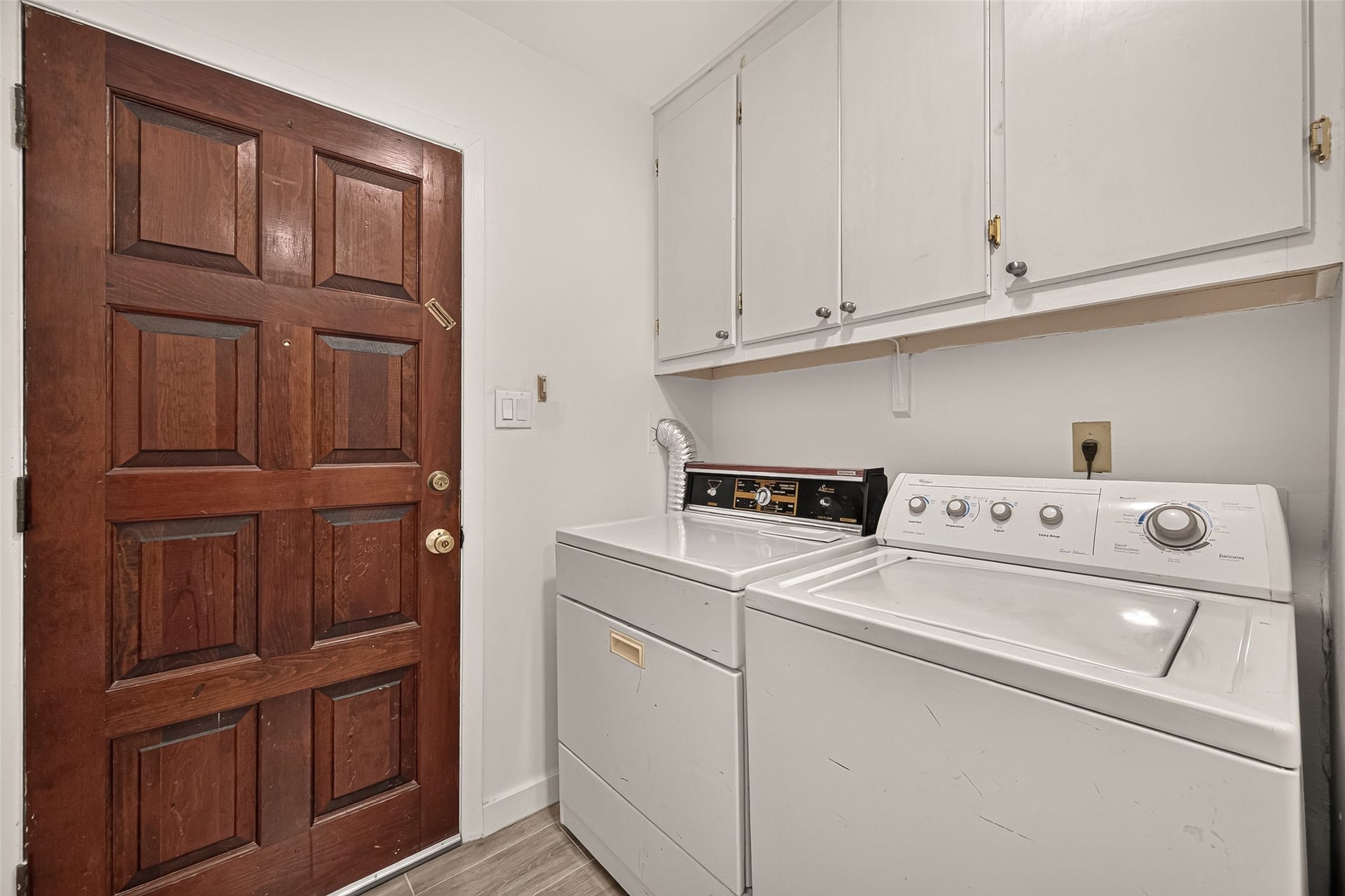 6655 Wildwood Way, Houston, TX 77023 Laundry Room with access to the driveway.