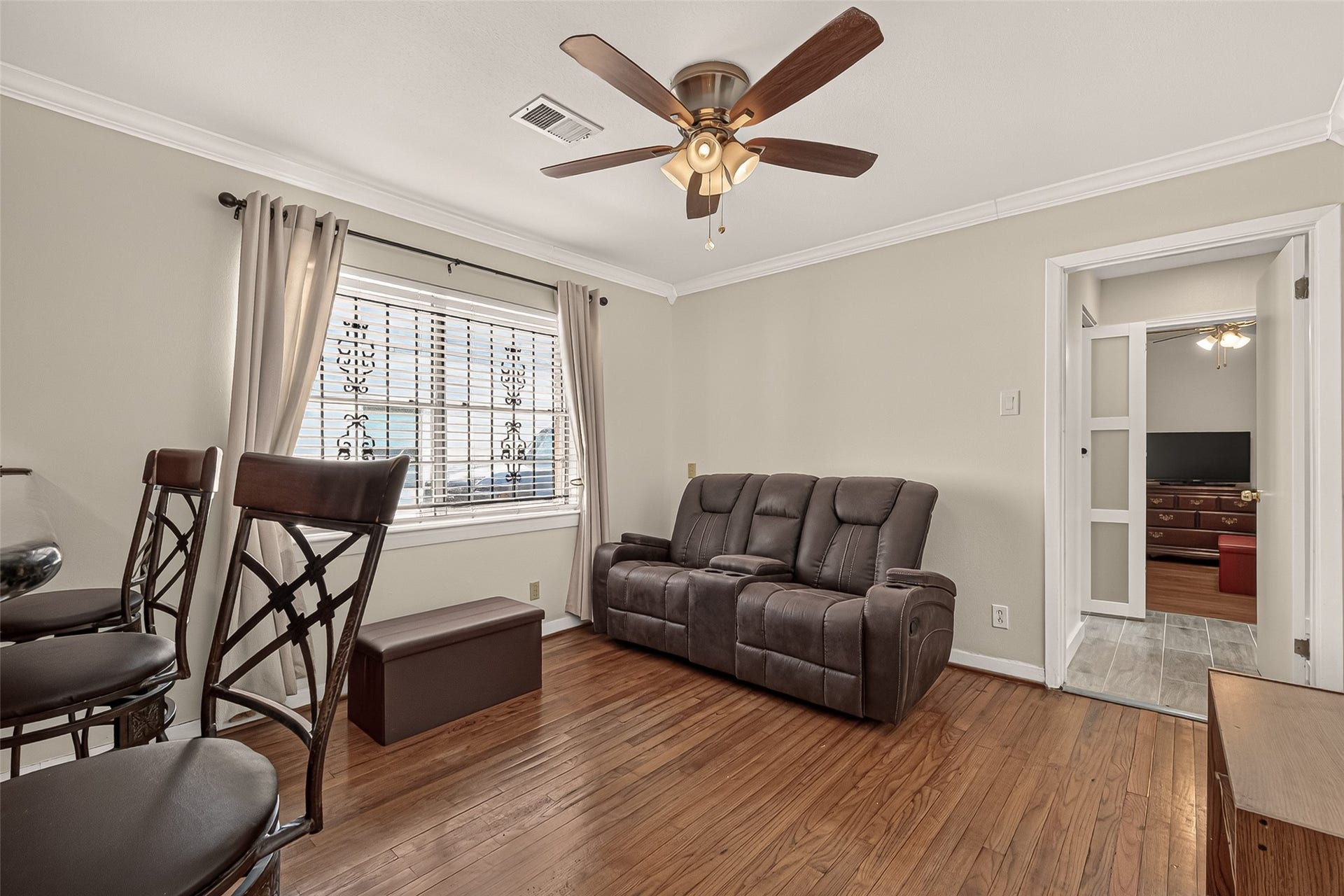 6655 Wildwood Way, Houston, TX 77023 TV. Room as convenient access to Hall bath.