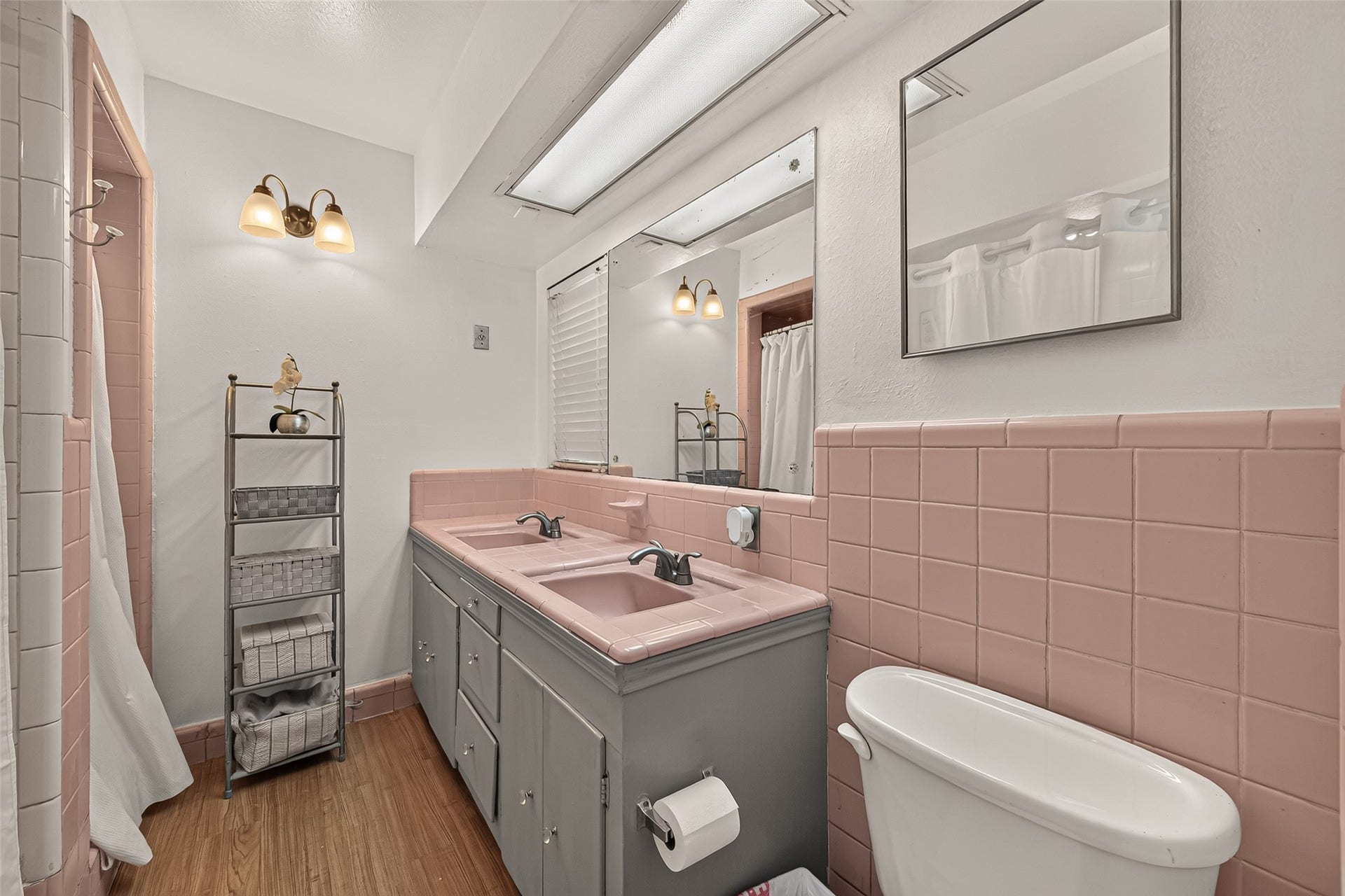 6655 Wildwood Way, Houston, TX 77023 Nostalgic Original pink tile bathroom.