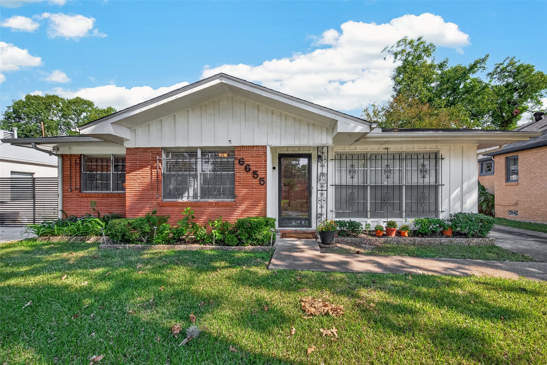 6655 Wildwood Way, Houston, TX 77023 Charming 2 bedrom2.5 baths with detached garage