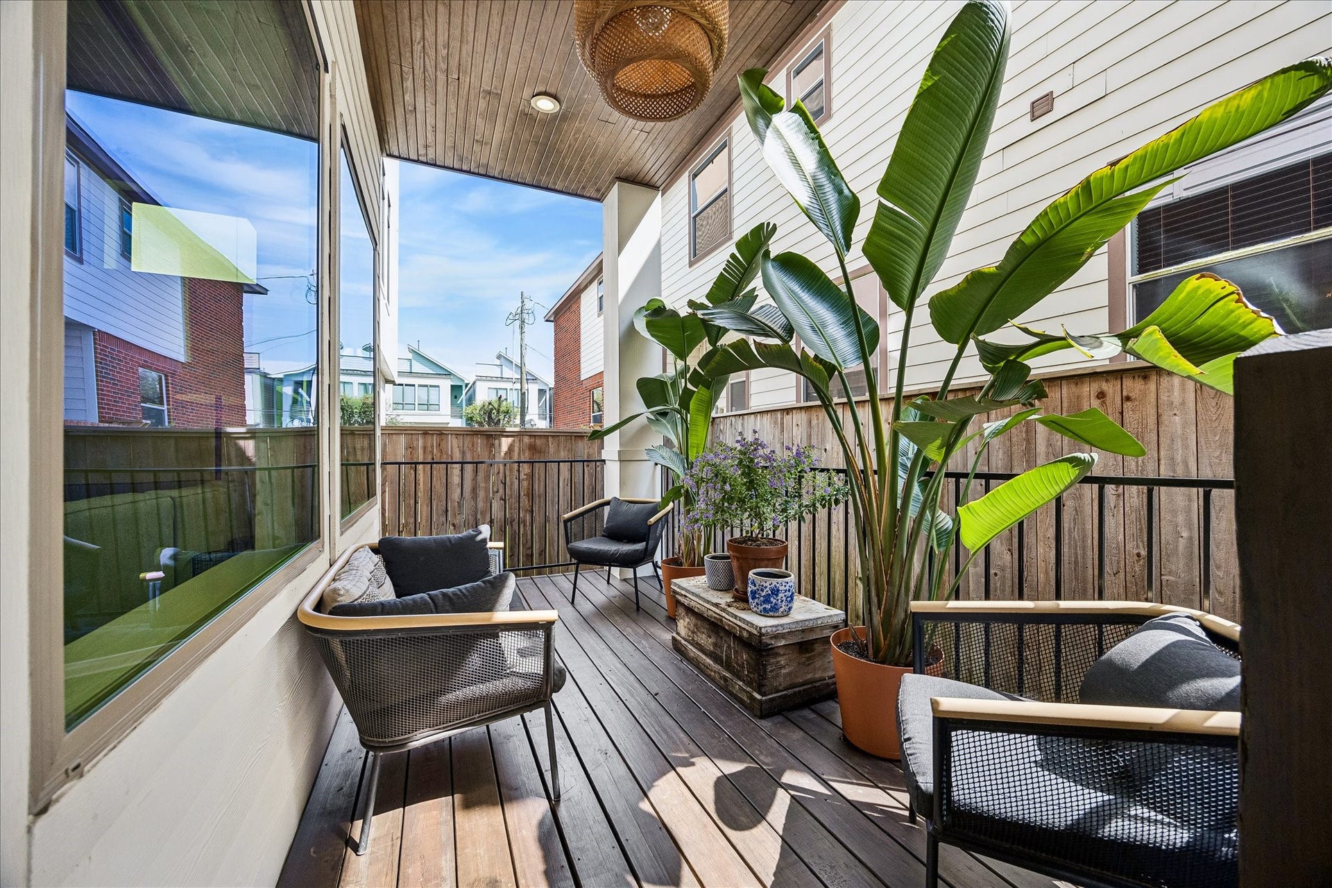 2320 Couch Street, Houston, TX 77008 Sit, sip, chat, repeat. This covered back porch just off the living room feels like the perfect spot for morning coffee, an easy afternoon break or a nightcap at the end of the day.