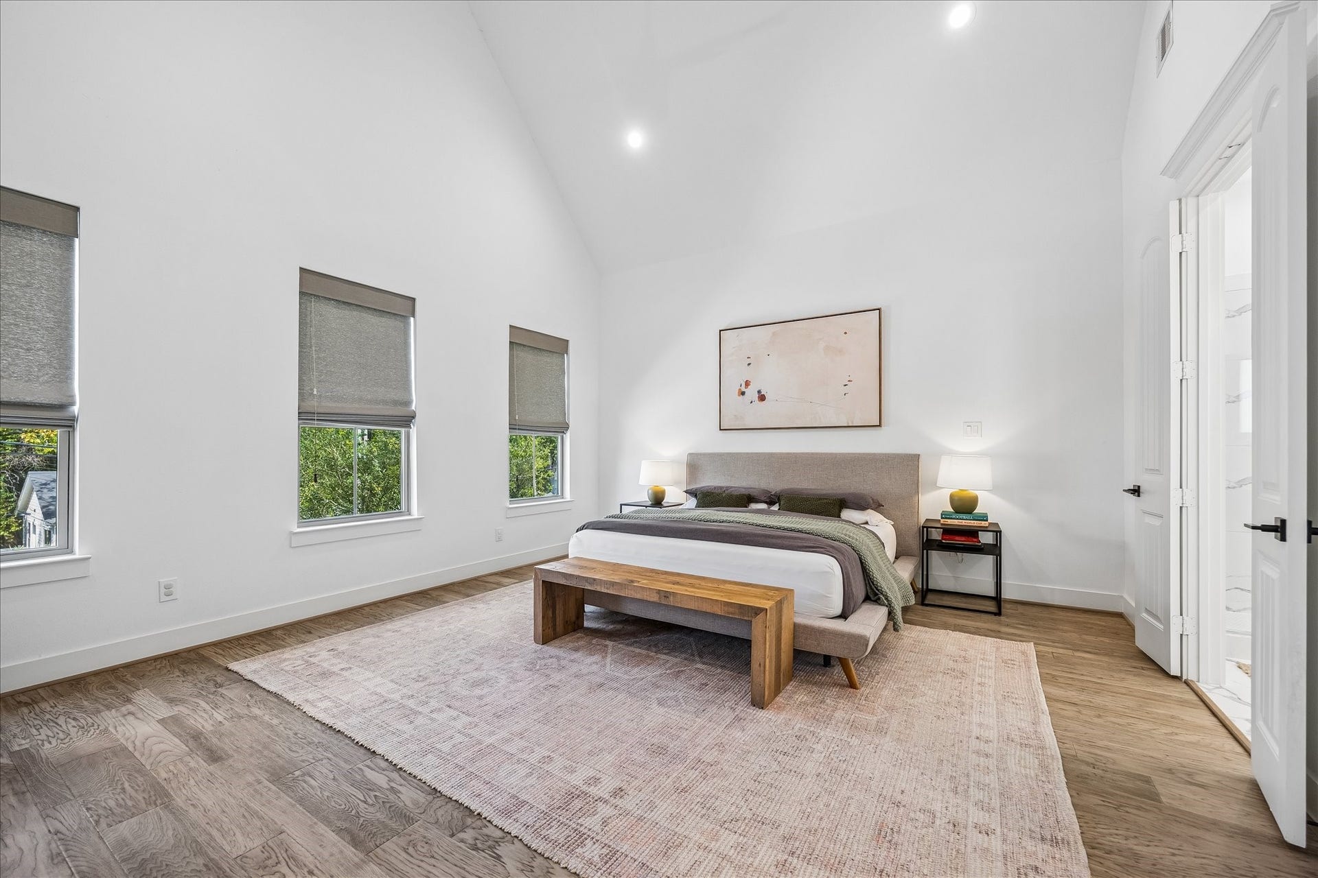 2320 Couch Street, Houston, TX 77008 Your upstairs primary retreat feels like a true escape, with a soaring ceiling, warm engineered wood flooring, custom window treatments and plenty of room to stretch out and unwind.