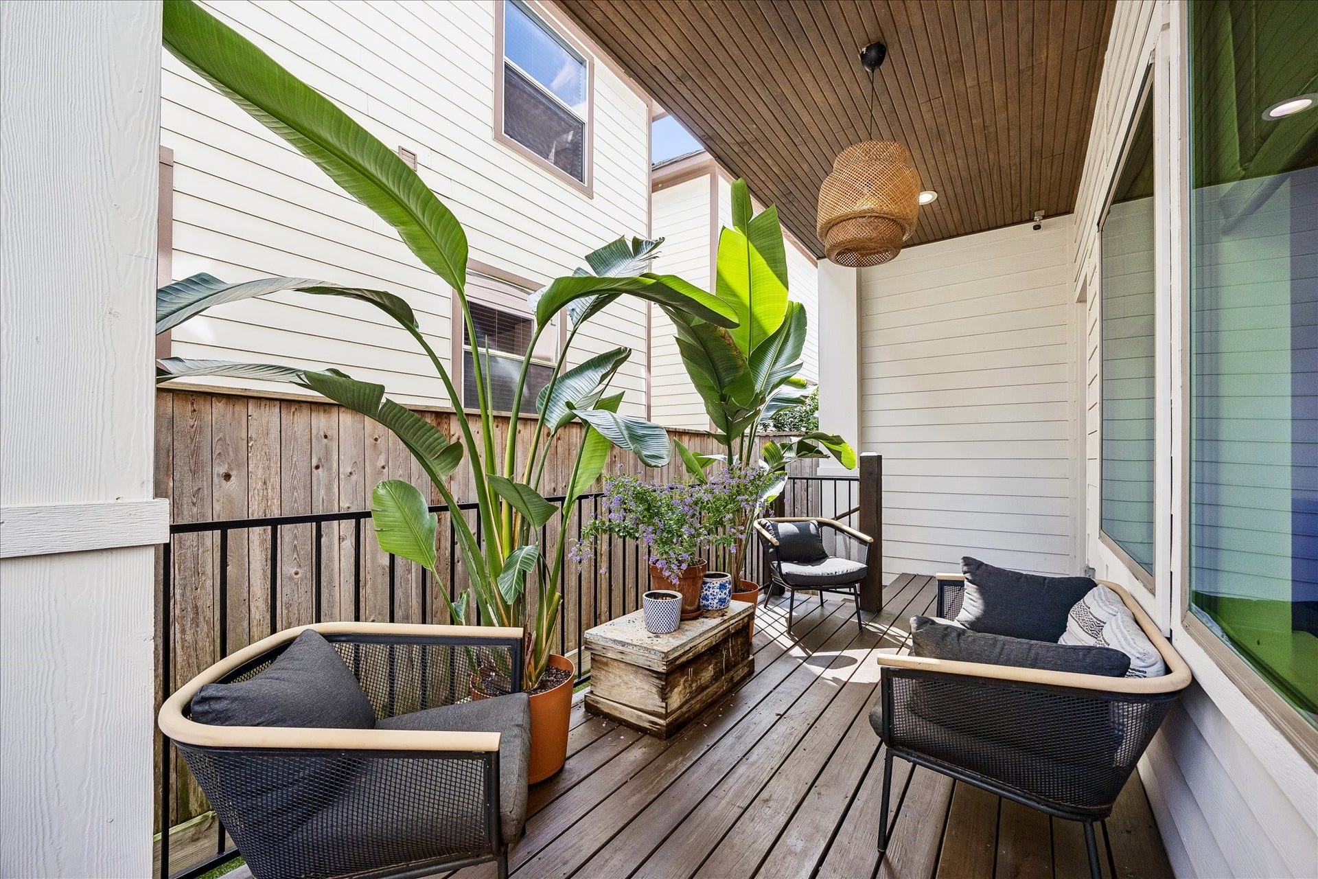 2320 Couch Street, Houston, TX 77008 Outdoor living is easy here. Tucked just off the living room, this covered porch gives you a cozy place to catch up with friends, unwind after work or simply enjoy a little fresh air without leaving home.