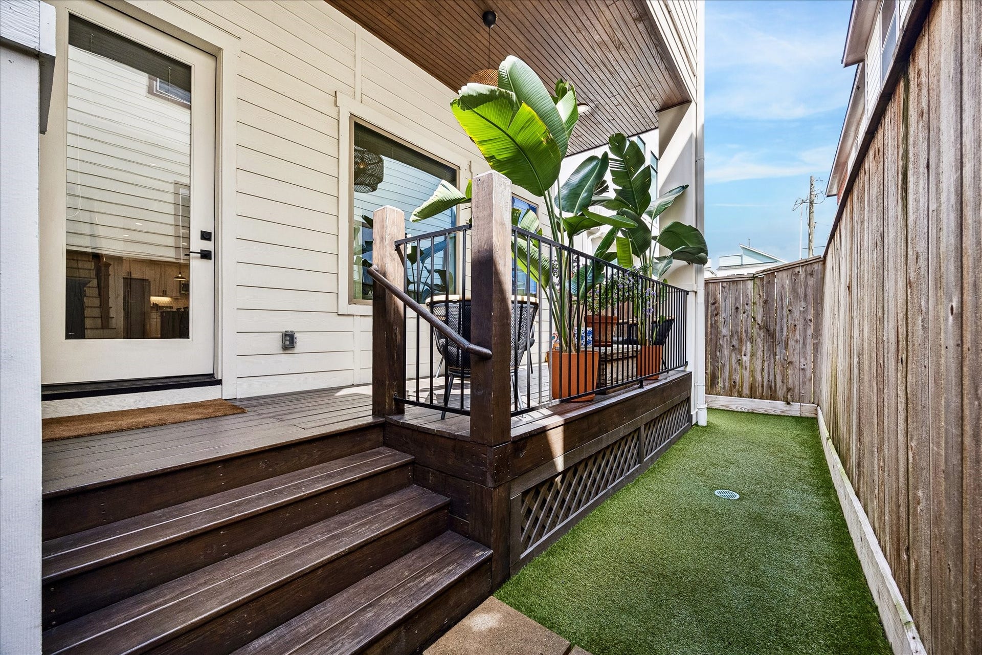 2320 Couch Street, Houston, TX 77008 Fire up the grill, pour a drink and let the good times roll. The covered back porch opens to a small fenced yard with low maintenance turf, giving you just enough outdoor space to enjoy without giving up your weekends to yard work.