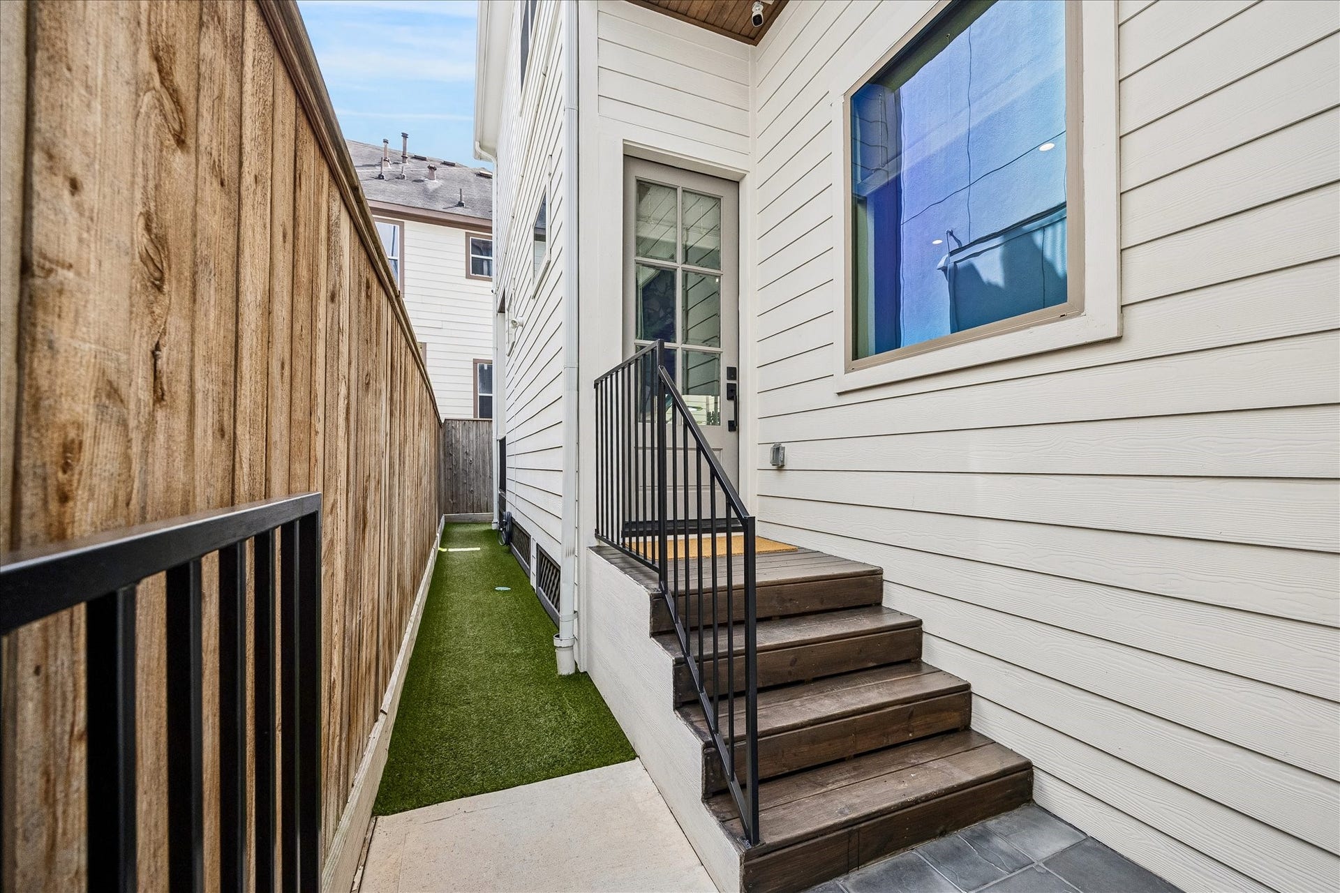 2320 Couch Street, Houston, TX 77008 Your front door opens to a private little stretch of outdoor space, with a fenced side yard finished in low maintenance turf and direct access to the living room. A covered porch at the back adds another easy spot to step outside and unwind.