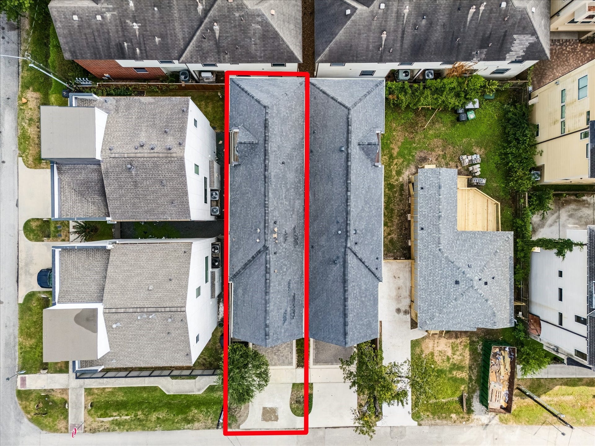 2320 Couch Street, Houston, TX 77008 Theres a whole lot of style, space & value packed into this 2020 single family home in the Height's, Shady Acres. Add a small fenced yard w/low-maintenance turf, 2-car attached garage w/epoxy flooring & relocatable custom storage, plus added exterior smart lighting & security cameras, plus a natural gas connection for portable generator backup. All in a Greater Heights location close to neighborhood favorites, this one makes easy city living look and feel pretty good.