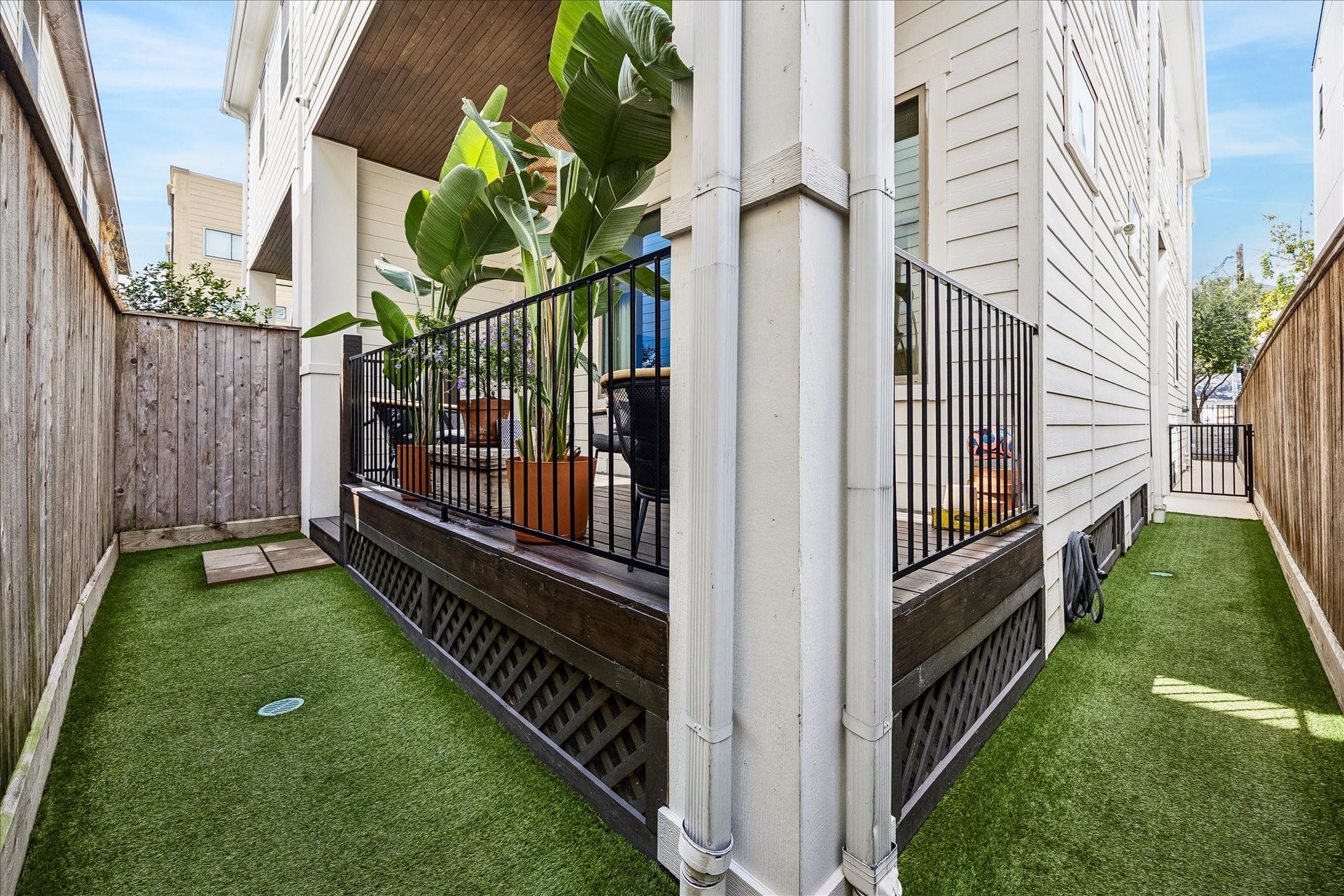 2320 Couch Street, Houston, TX 77008 This wrap around yard makes the most of every inch. With fenced turf space and a covered porch off the living room, it is ready for morning coffee, casual get togethers and all the little everyday moments in between.