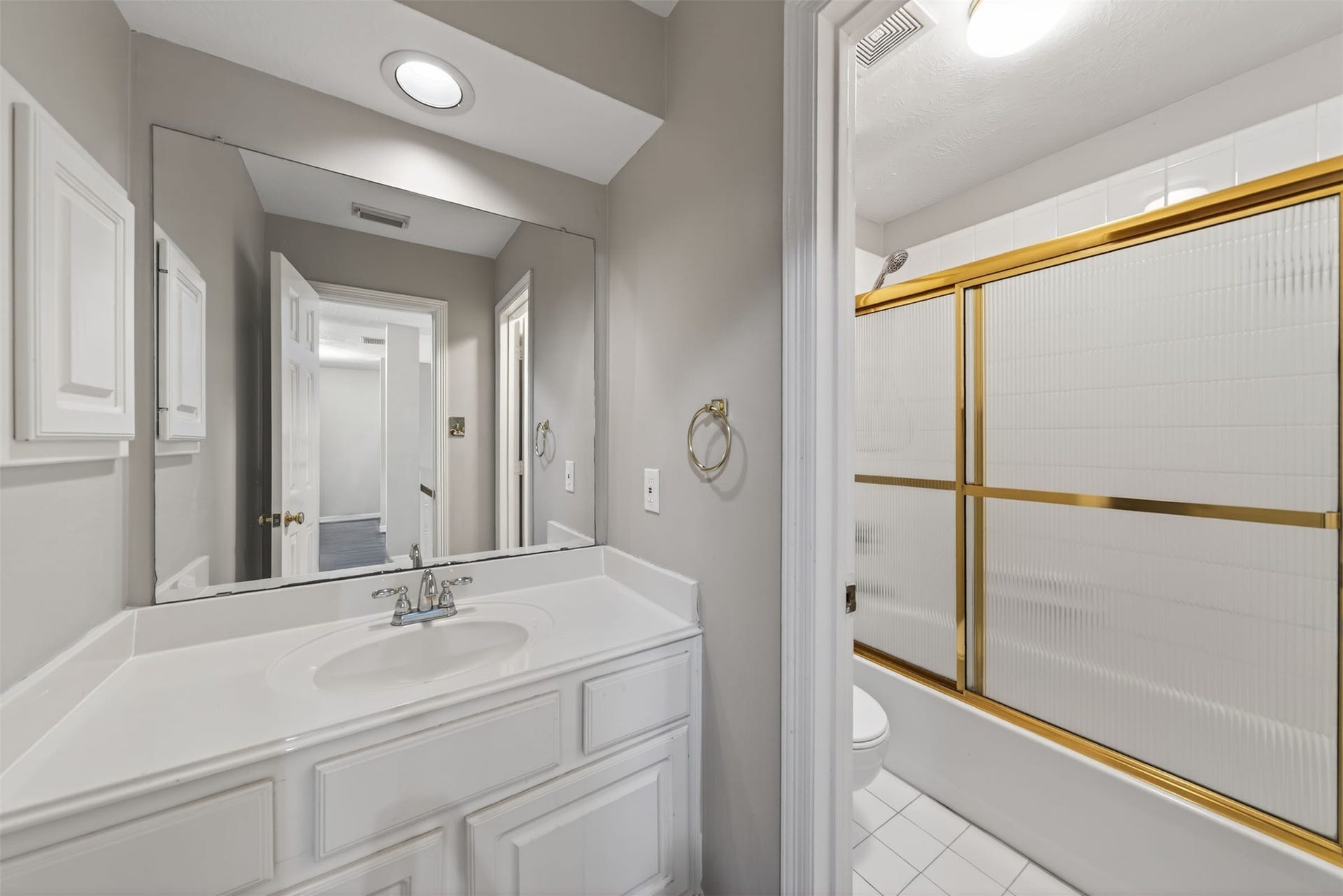 4319 Oak Forest Drive, Missouri City, TX 77459 Secondary bathroom