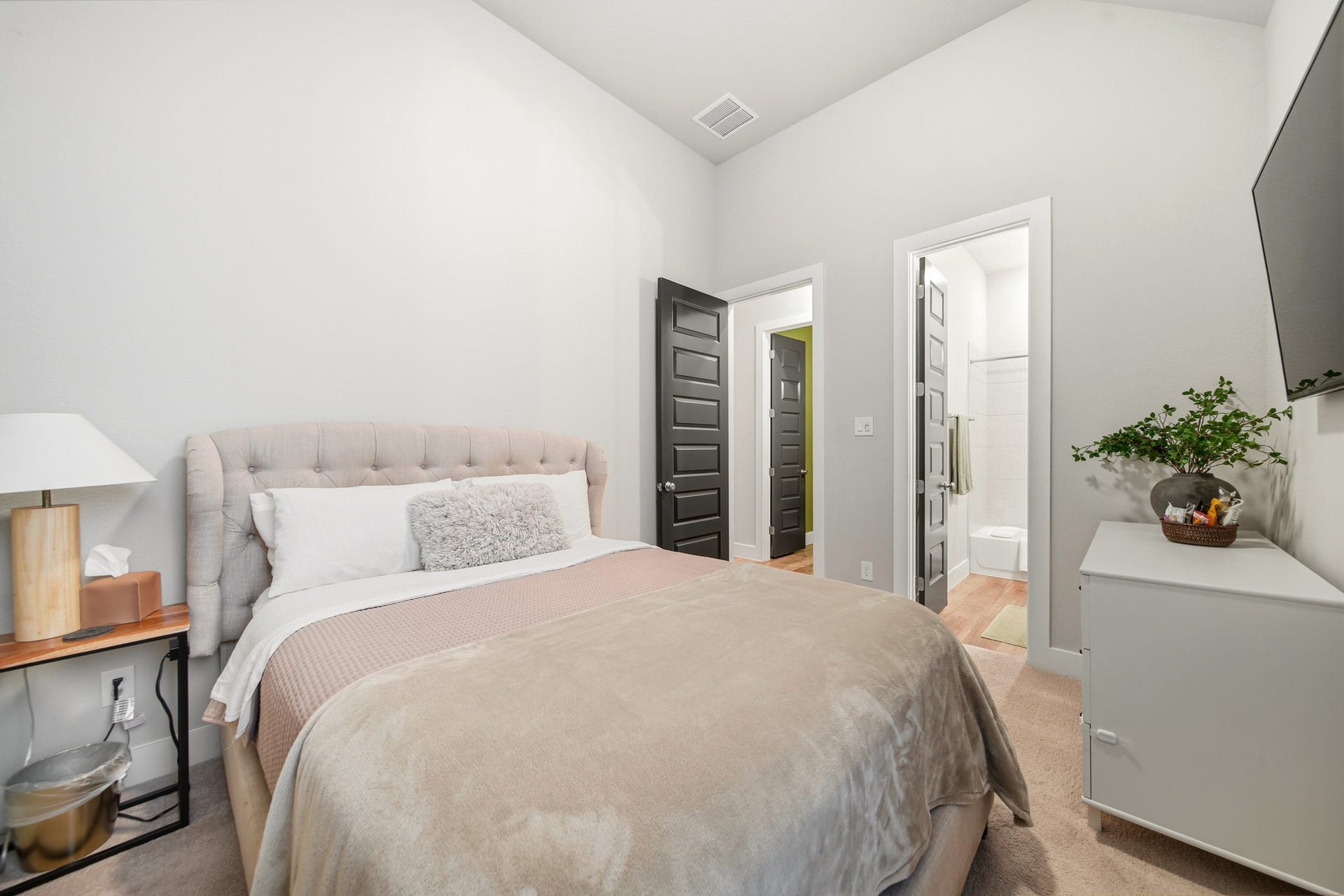 Secondary/Guest bedroom with en suite bathroom.