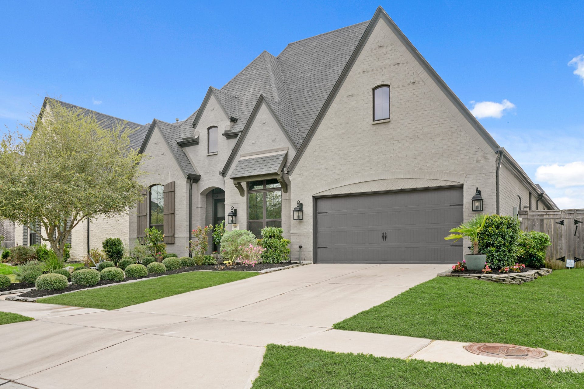 One-story home with high roofline can only mean one thing. High ceilings inside. Imagine 13' ceilings throughout.