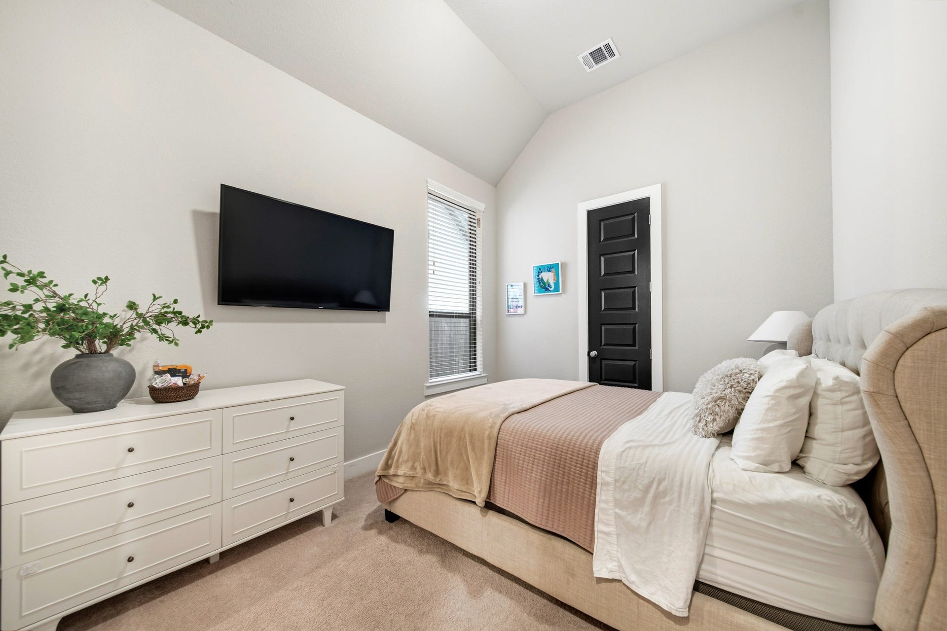 Secondary en suite bedroom can be used as a Guest Bedroom.
