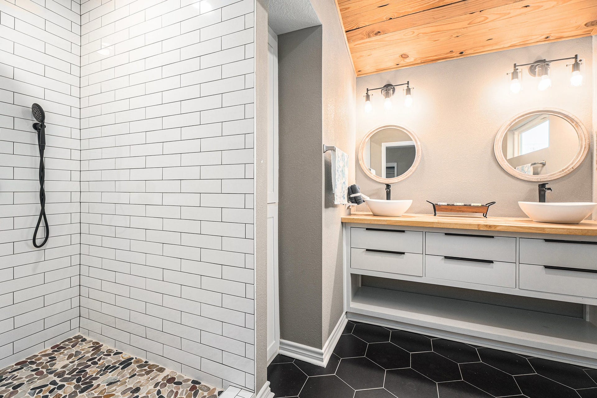 658 Warsaw Street, Bayou Vista, TX 77563 Primary Bathroom