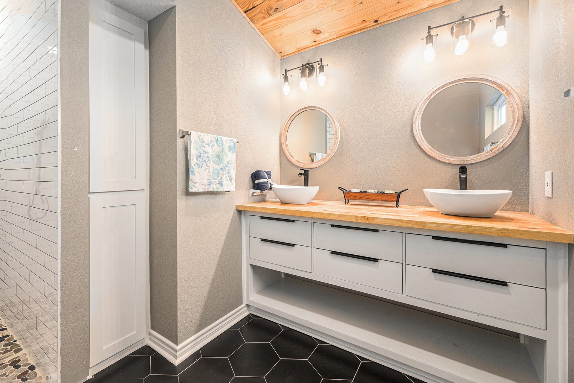 658 Warsaw Street, Bayou Vista, TX 77563 Primary Bathroom