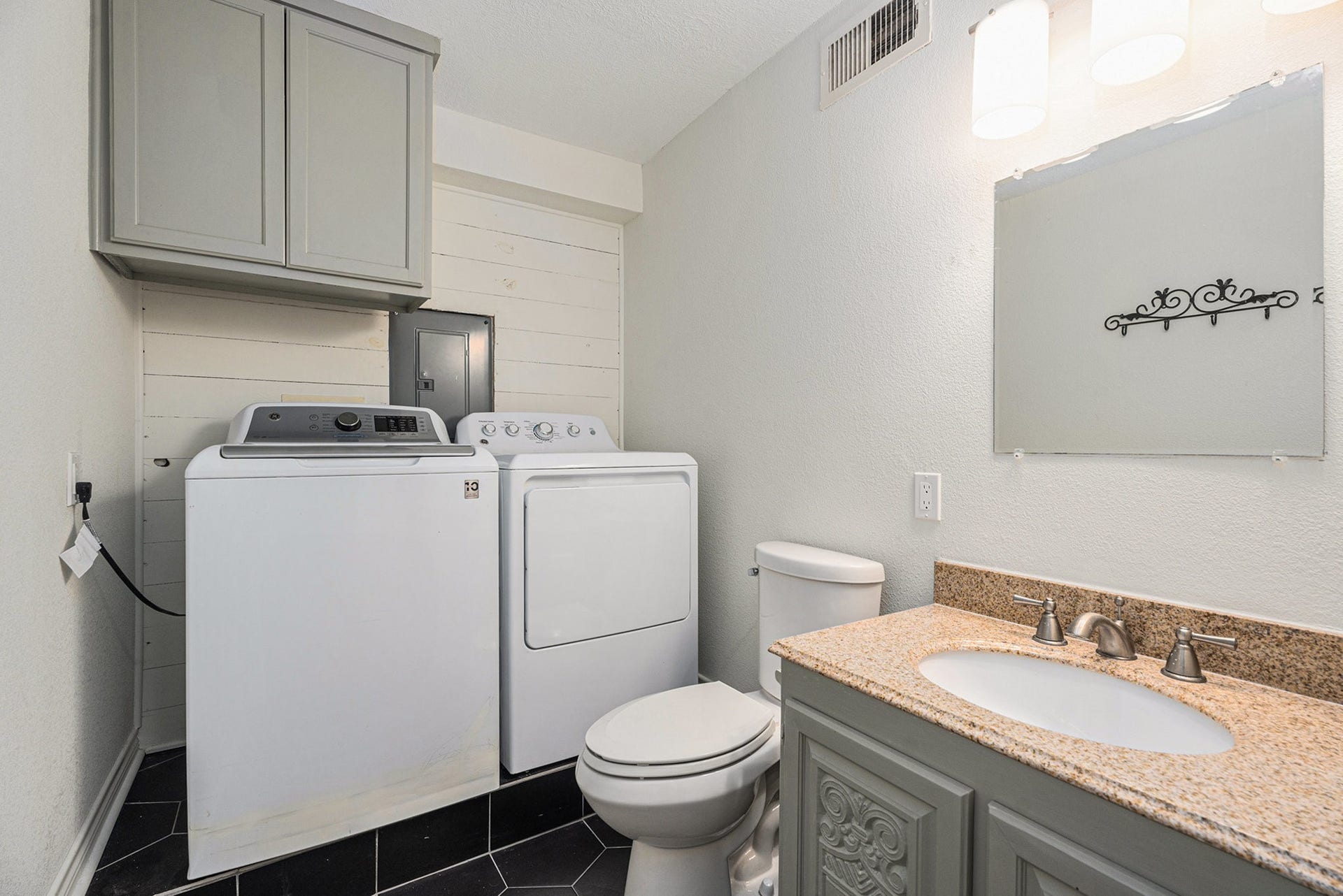 658 Warsaw Street, Bayou Vista, TX 77563 Main Level Laundry Room / Half Bath