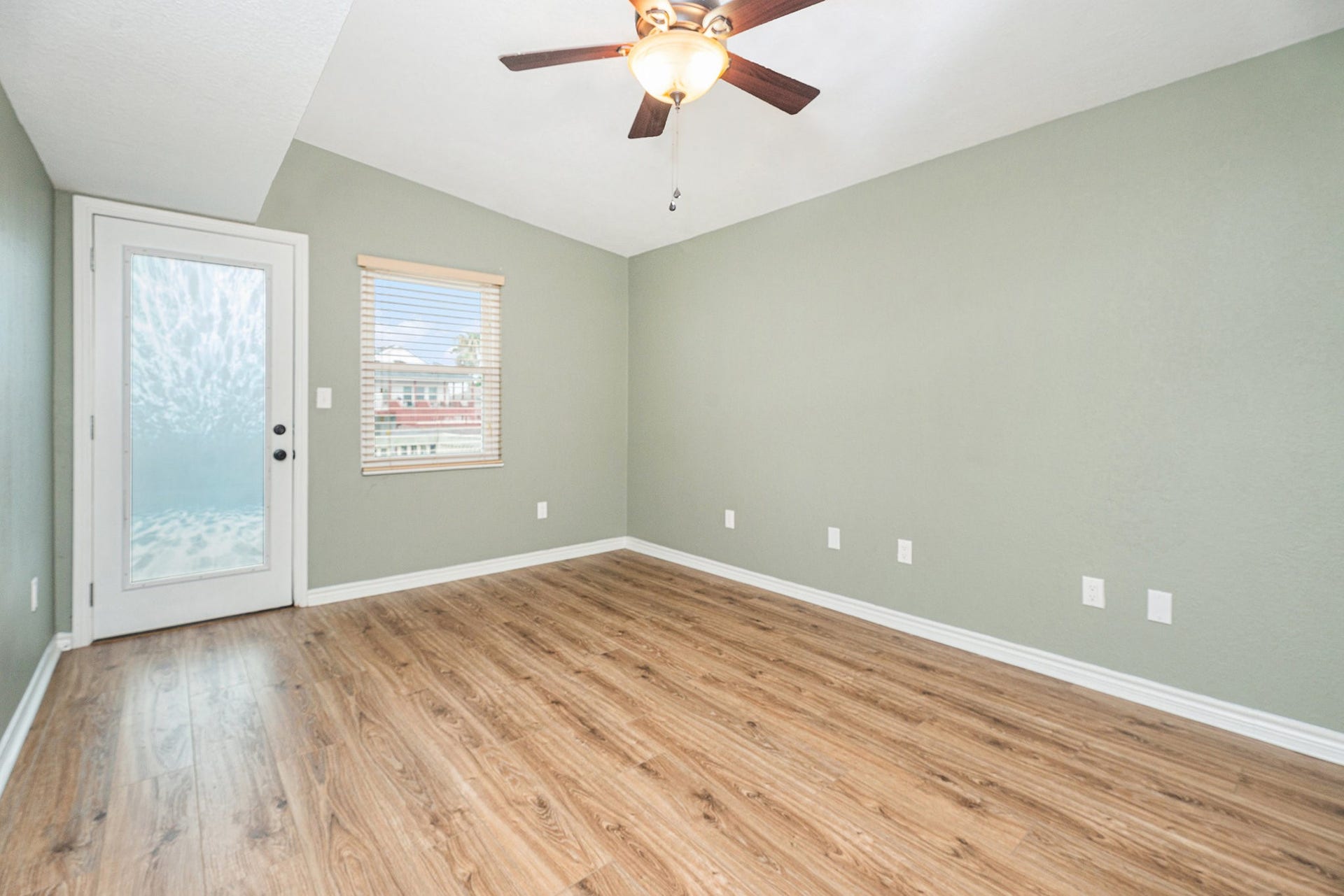 658 Warsaw Street, Bayou Vista, TX 77563 2nd Primary Suite with door to private deck