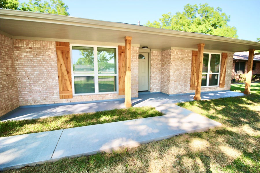 Property photo for 409 Morningside Drive, Friendswood, TX
