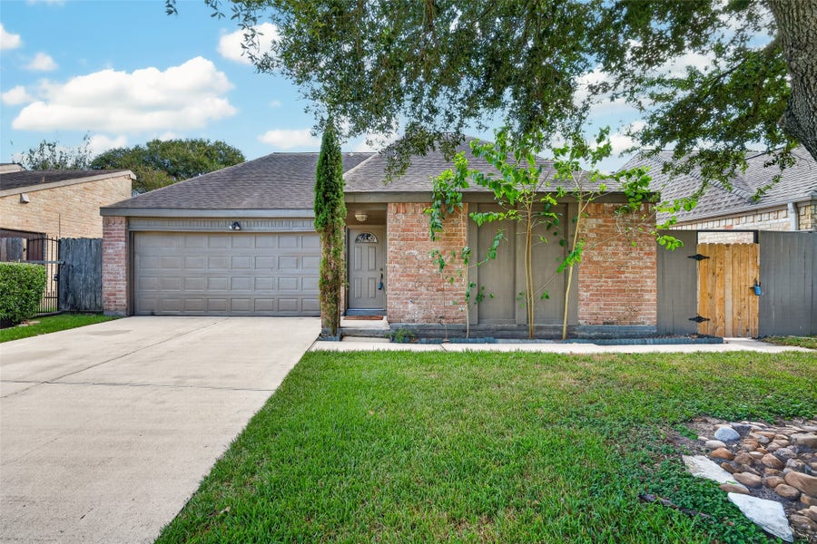 Property photo for 11803 Brook Meadows Lane, Meadows Place, TX