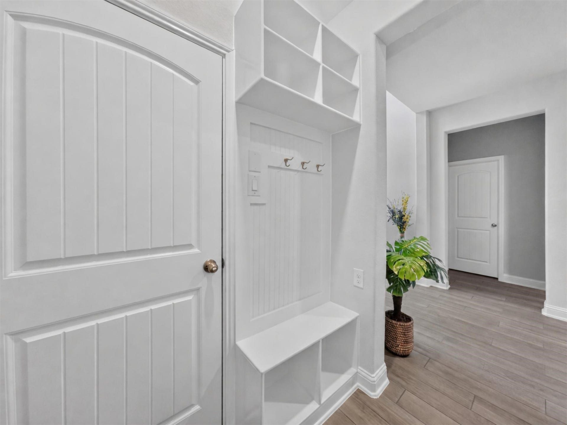 15419 Wilsons Snipe Court, Cypress, TX 77433 Drop the backpacks, shoes and everyday bags here instead of carrying them through the house. The built-in hall tree sits right where you need it near the garage entry.