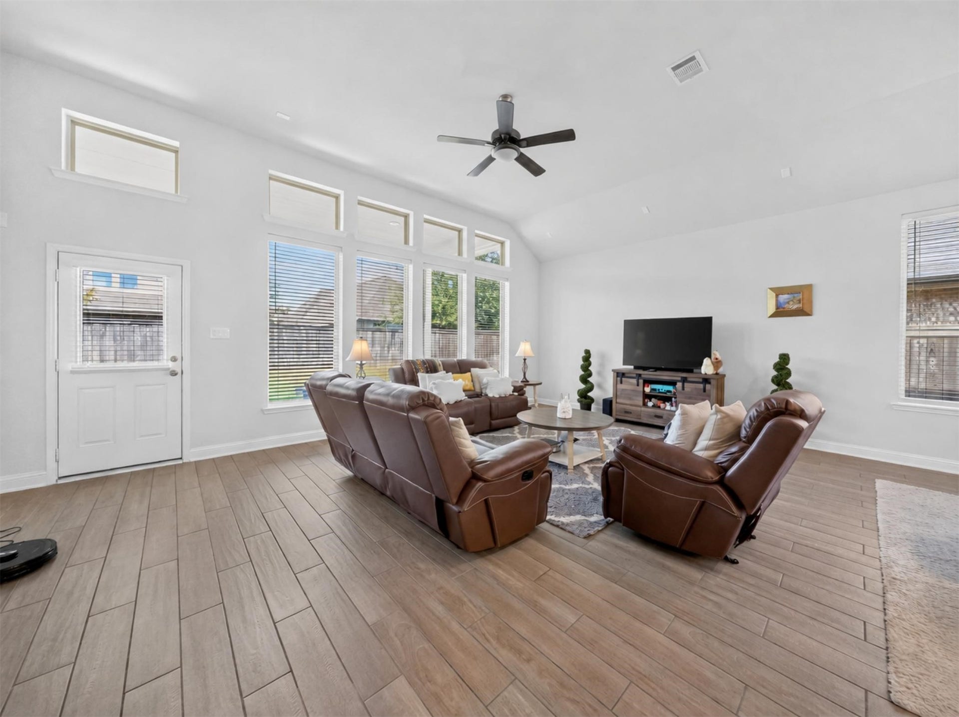 15419 Wilsons Snipe Court, Cypress, TX 77433 Stretch out and get comfortable. This family room can easily accommodate a large sectional, extra seating and a full house when friends come over