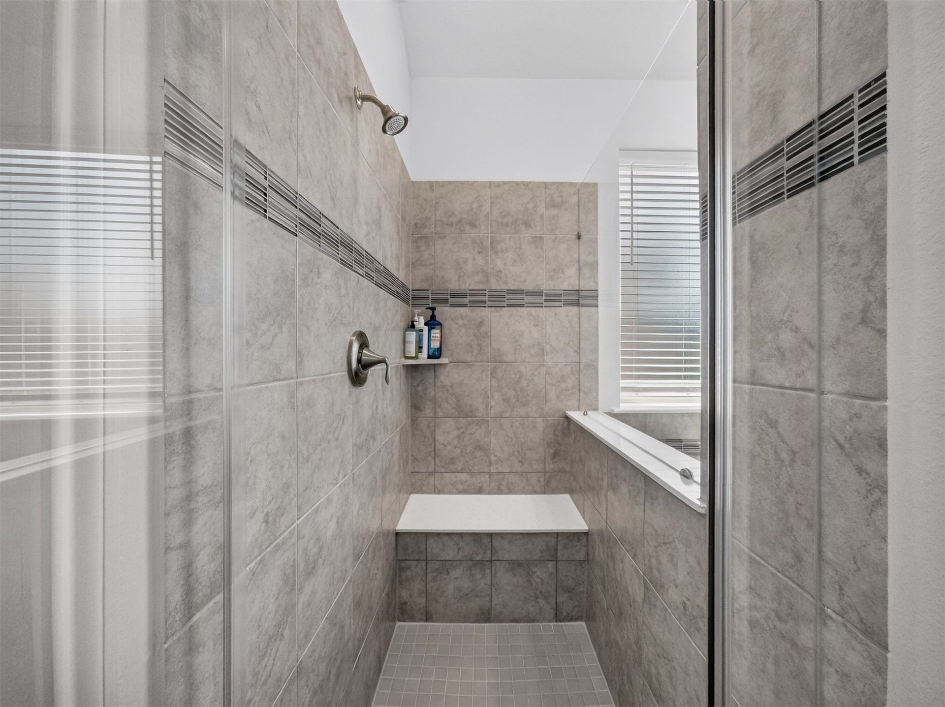 15419 Wilsons Snipe Court, Cypress, TX 77433 A spacious primary bath with dual vanities, oversized soaking tub, large shower, private toilet room and plenty of natural light from the privacy window.