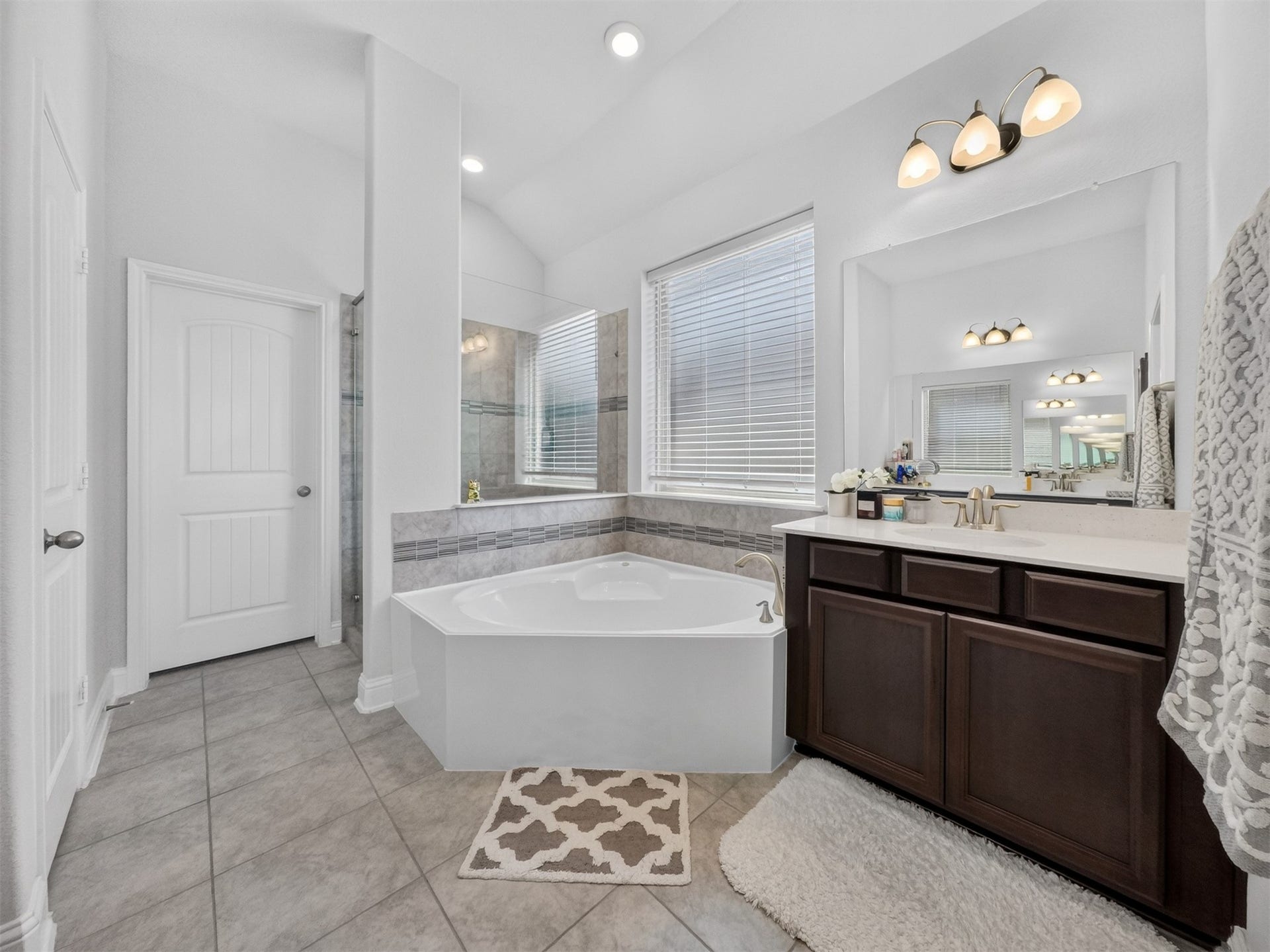 15419 Wilsons Snipe Court, Cypress, TX 77433 Dual sinks and generous counter space make busy mornings easier, while the oversized soaking tub and large walk-in shower give you plenty of room to slow things down.