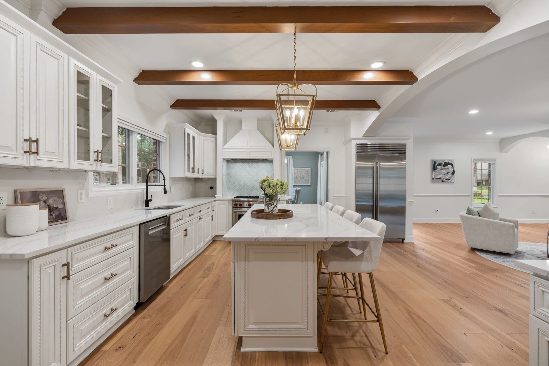 11407 Holidan Way, Hedwig Village, TX 77024 Sophisticated kitchen features a Wolf 4-burner gas range w/ convection oven (25), stainless steel vent hood & decorative marble tile backsplash. Premium appliances include a Sub-Zero built-in refrigerator (25) & Bosch dishwasher (25), while abundant cabinetry & recessed canless lighting enhance everyday functionality.