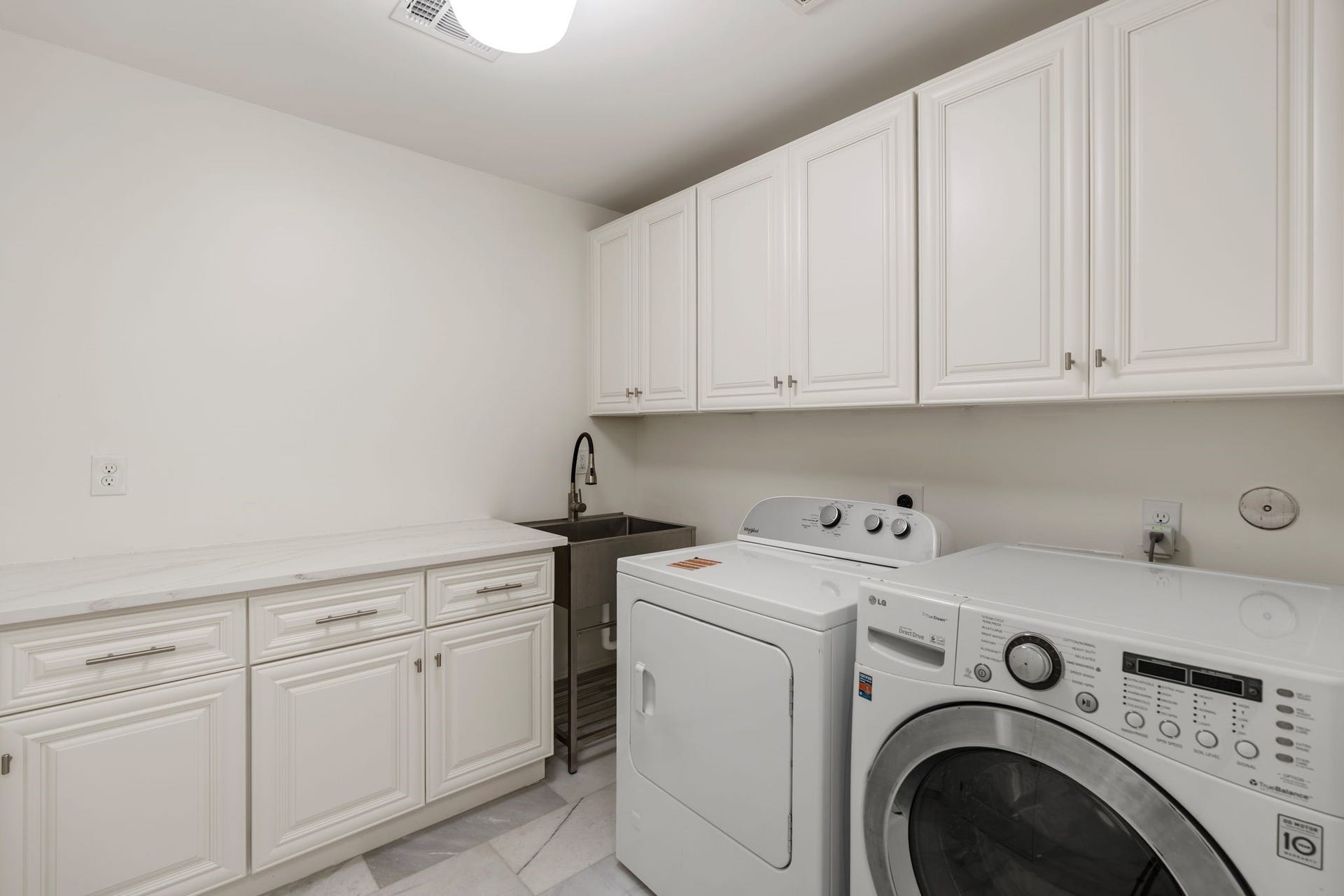 11407 Holidan Way, Hedwig Village, TX 77024 Well-appointed utility room features a wall of cabinetry, stainless steel utility sink, Cambria Lakedale quartz countertop & marble tile flooring. Washer/dryer connections & abundant storage provide excellent functionality, while direct access to both the kitchen & attached garage makes everyday living effortless.