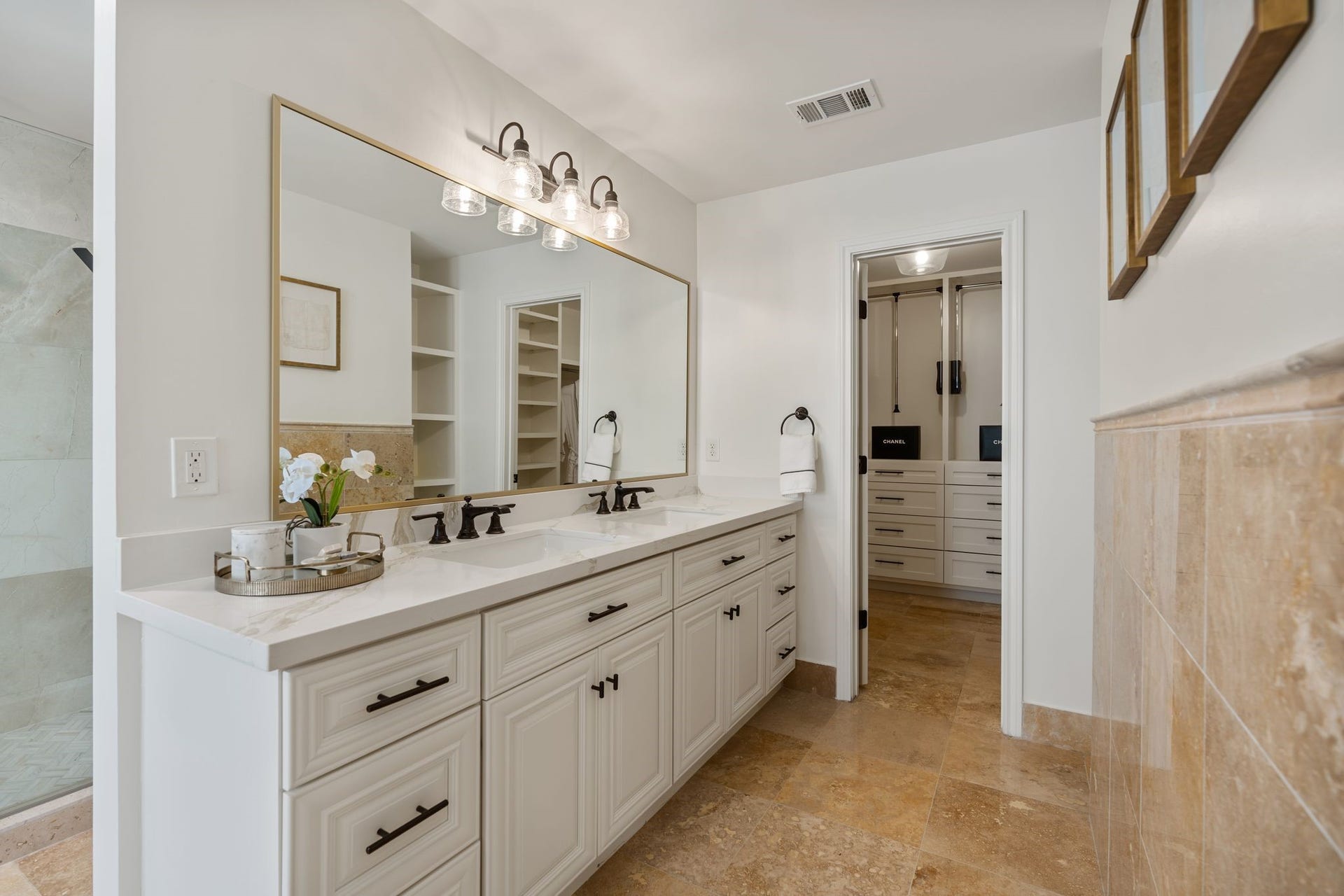 11407 Holidan Way, Hedwig Village, TX 77024 Luxurious primary bath extensively remodeled in 2025, featuring an expansive dual-sink vanity w/ quartz countertop & abundant storage. Beautifully updated finishes create a calm, spa-like setting designed for everyday comfort.