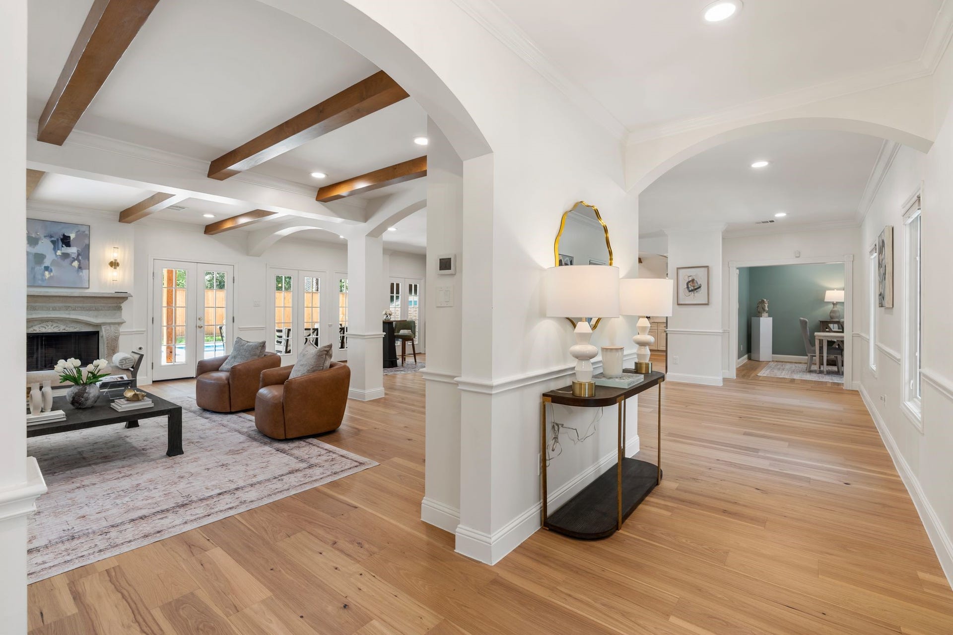 11407 Holidan Way, Hedwig Village, TX 77024 Inviting entry introduces the homes reimagined interior w/ an arched opening leading toward the main living spaces. Crown molding, wainscoting, recessed canless lighting & new beautiful engineered wood flooring (26) add architectural detail, while ample wall space provides the perfect opportunity for art or a statement console.