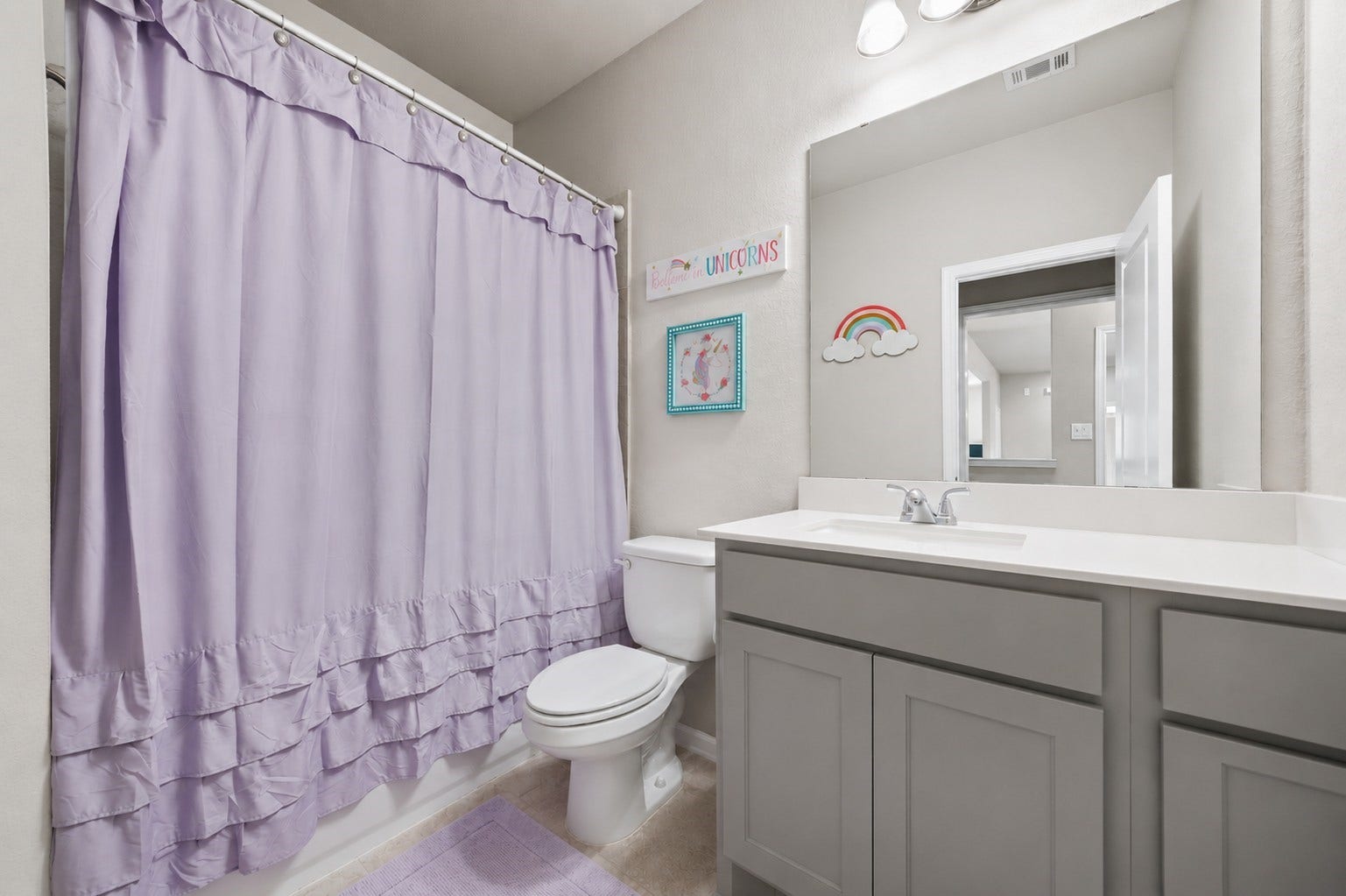 6902 N Elmwood Trail, Katy, TX 77493 A bright, well-appointed full bath featuring a spacious vanity and convenient tub/shower combination.