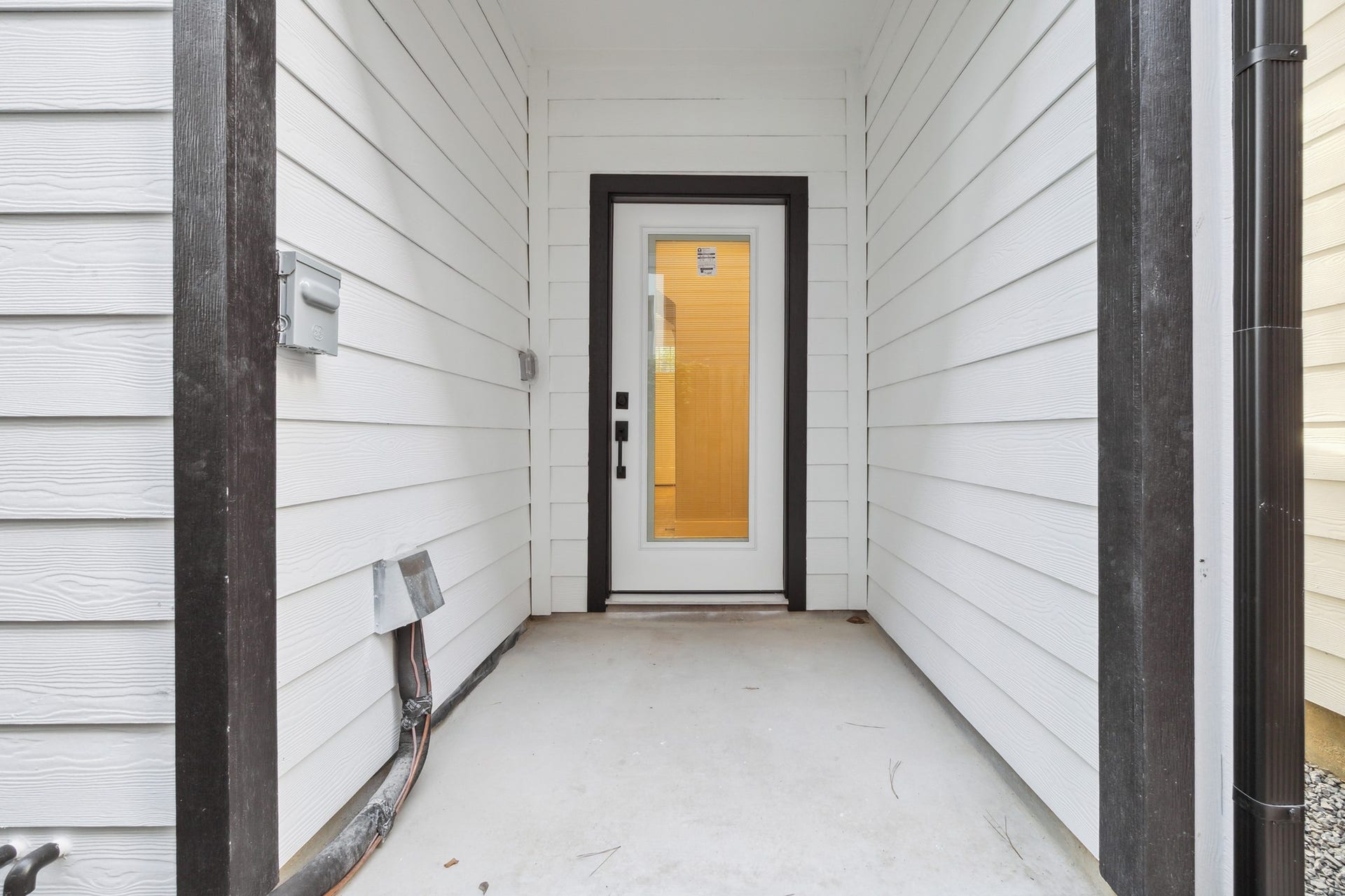 812 Thornton Street, #F, Houston, TX 77018 Covered back patio, perfect for grilling out, relaxing and enjoying a beverage *picture is of a previously constructed home by the builder. 812 Thornton finishes will be very similar but this photo is meant to show craftsmanship, quality and to show a product very similar to the plan for 812 Thornton. However, the builder has the right to change finishes at their sole discretion.