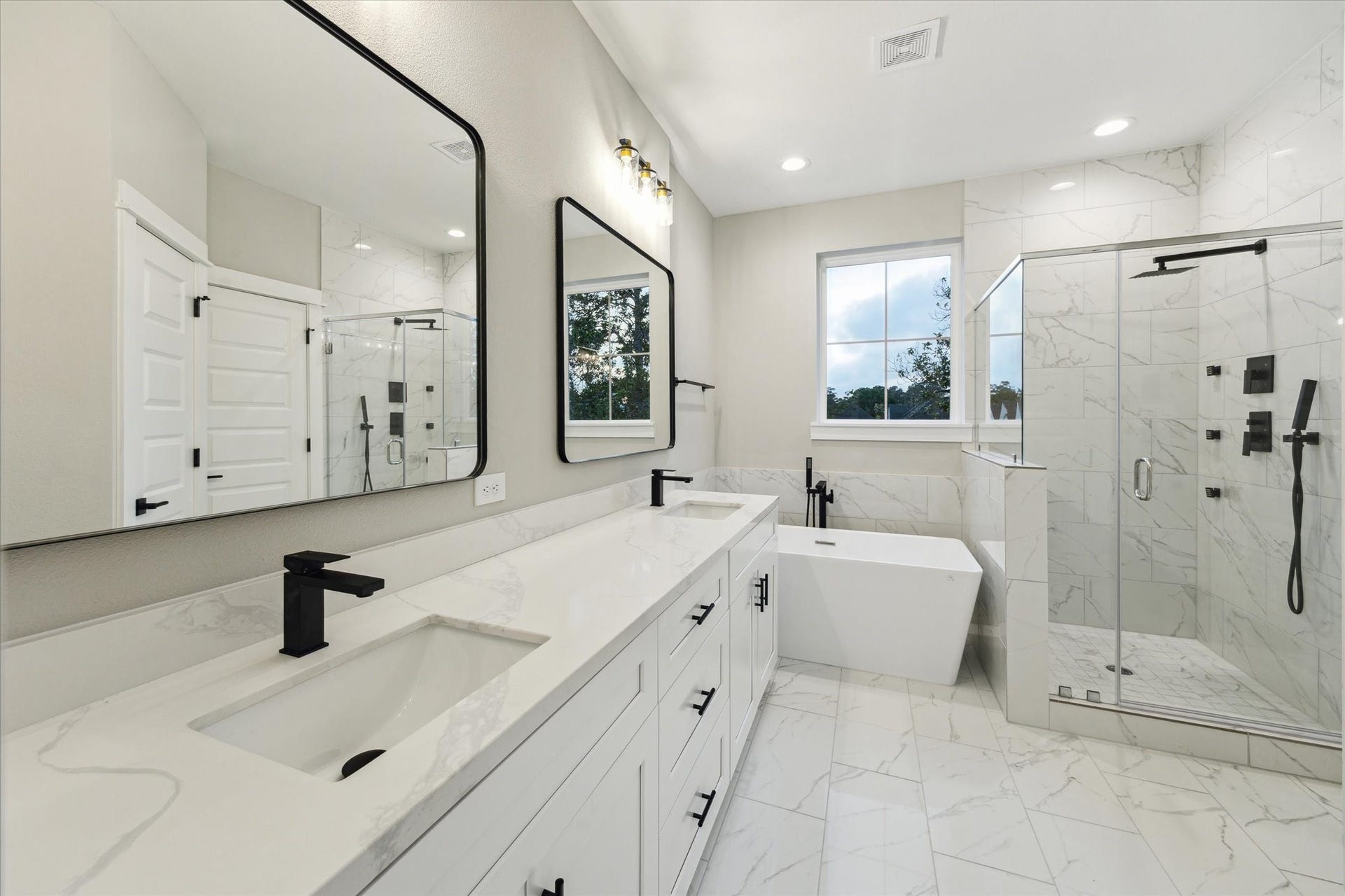 812 Thornton Street, #F, Houston, TX 77018 Primary bath features double vanities, soaking tub and walk-in shower *picture is of a previously constructed home by the builder. 812 Thornton finishes will be very similar but this photo is meant to show craftsmanship, quality and to show a product very similar to the plan for 812 Thornton. However, the builder has the right to change finishes at their sole discretion.