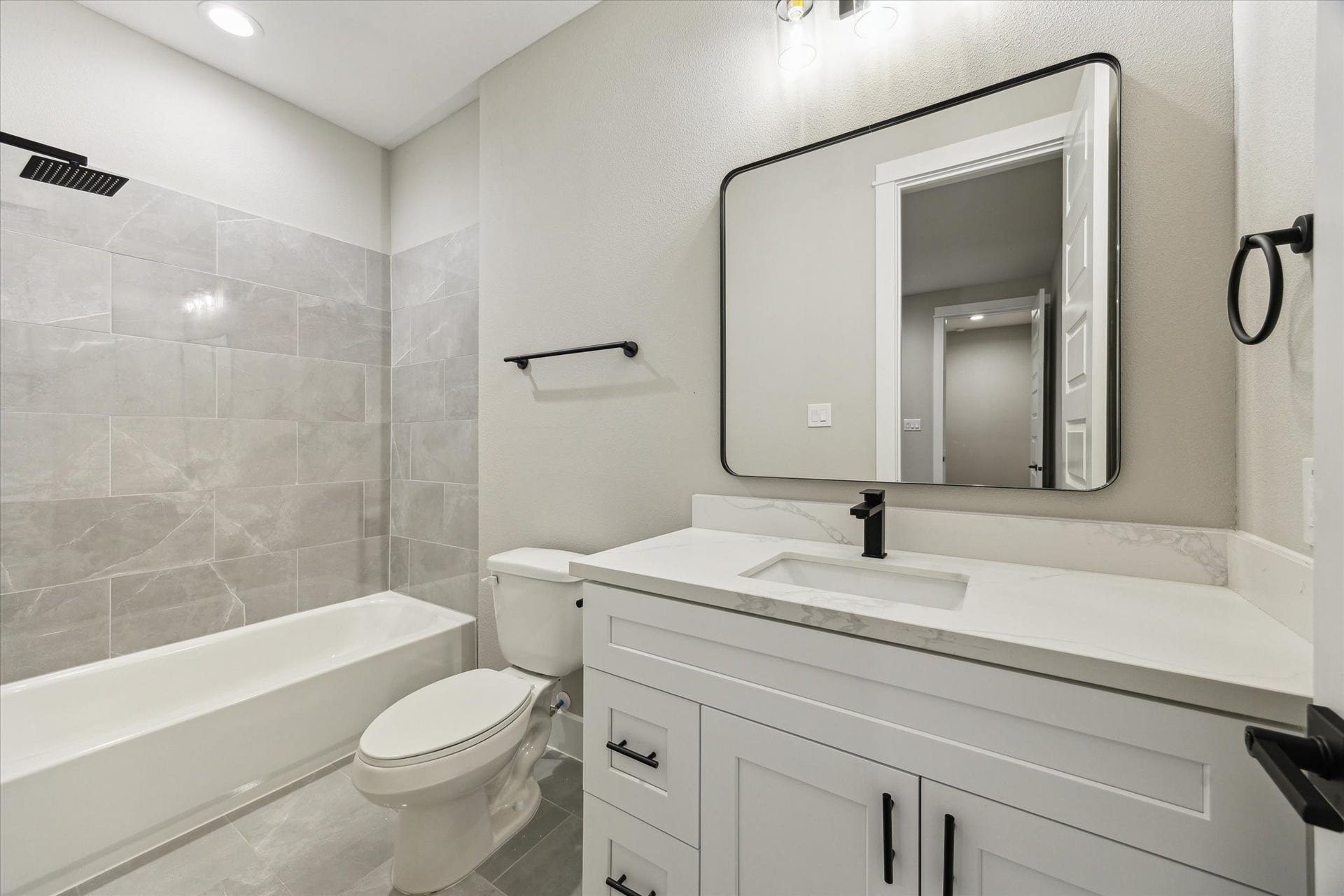 812 Thornton Street, #F, Houston, TX 77018 En-suite bath *picture is of a previously constructed home by the builder. 812 Thornton finishes will be very similar but this photo is meant to show craftsmanship, quality and to show a product very similar to the plan for 812 Thornton. However, the builder has the right to change finishes at their sole discretion.