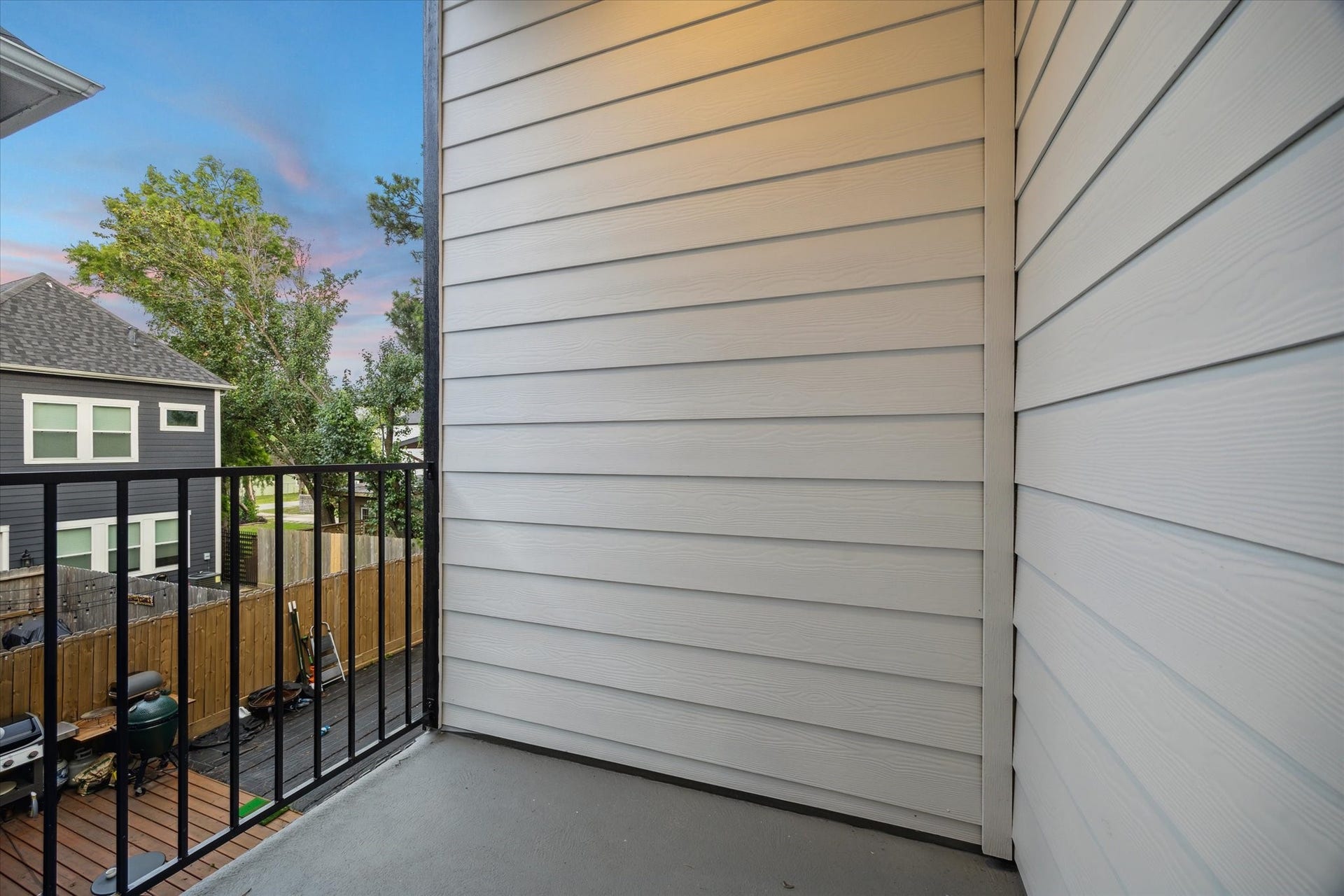 812 Thornton Street, #F, Houston, TX 77018 Covered balcony *picture is of a previously constructed home by the builder. 812 Thornton finishes will be very similar but this photo is meant to show craftsmanship, quality and to show a product very similar to the plan for 812 Thornton. However, the builder has the right to change finishes at their sole discretion.