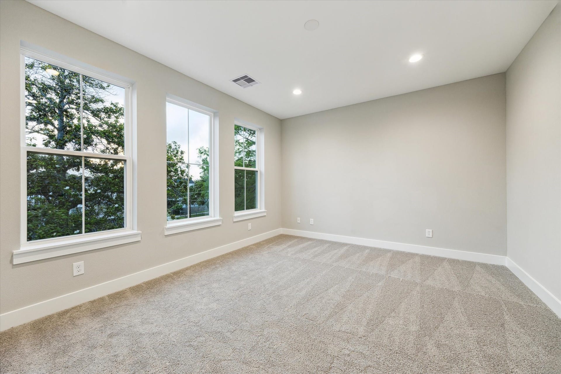 812 Thornton Street, #F, Houston, TX 77018 Large primary suite *picture is of a previously constructed home by the builder. 812 Thornton finishes will be very similar but this photo is meant to show craftsmanship, quality and to show a product very similar to the plan for 812 Thornton. However, the builder has the right to change finishes at their sole discretion.