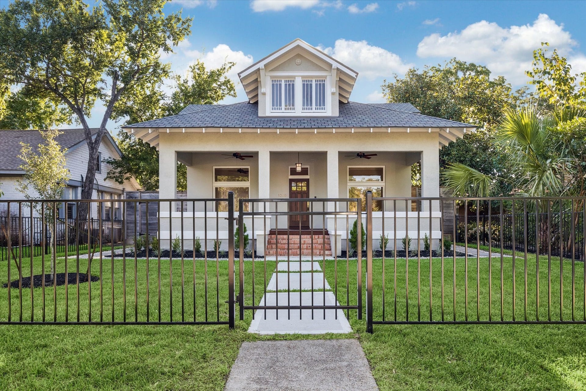 1203 Heights Boulevard, Houston, TX 77008 Living on the Boulevard is a wonderful experience.